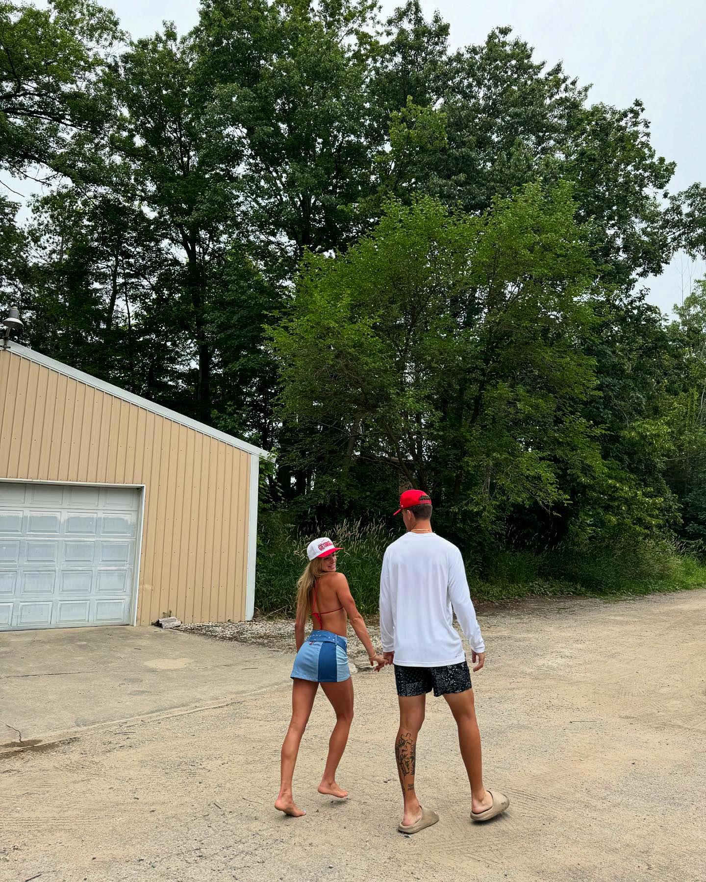 Georgia Quarterback Carson Beck and Hanna Cavinder Make Their Relationship Instagram Official 098