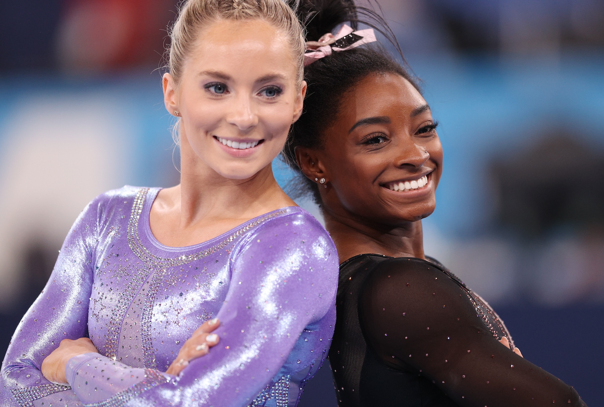 Simone Biles aparentemente protege MyKayla Skinner após a conquista do ouro olímpico