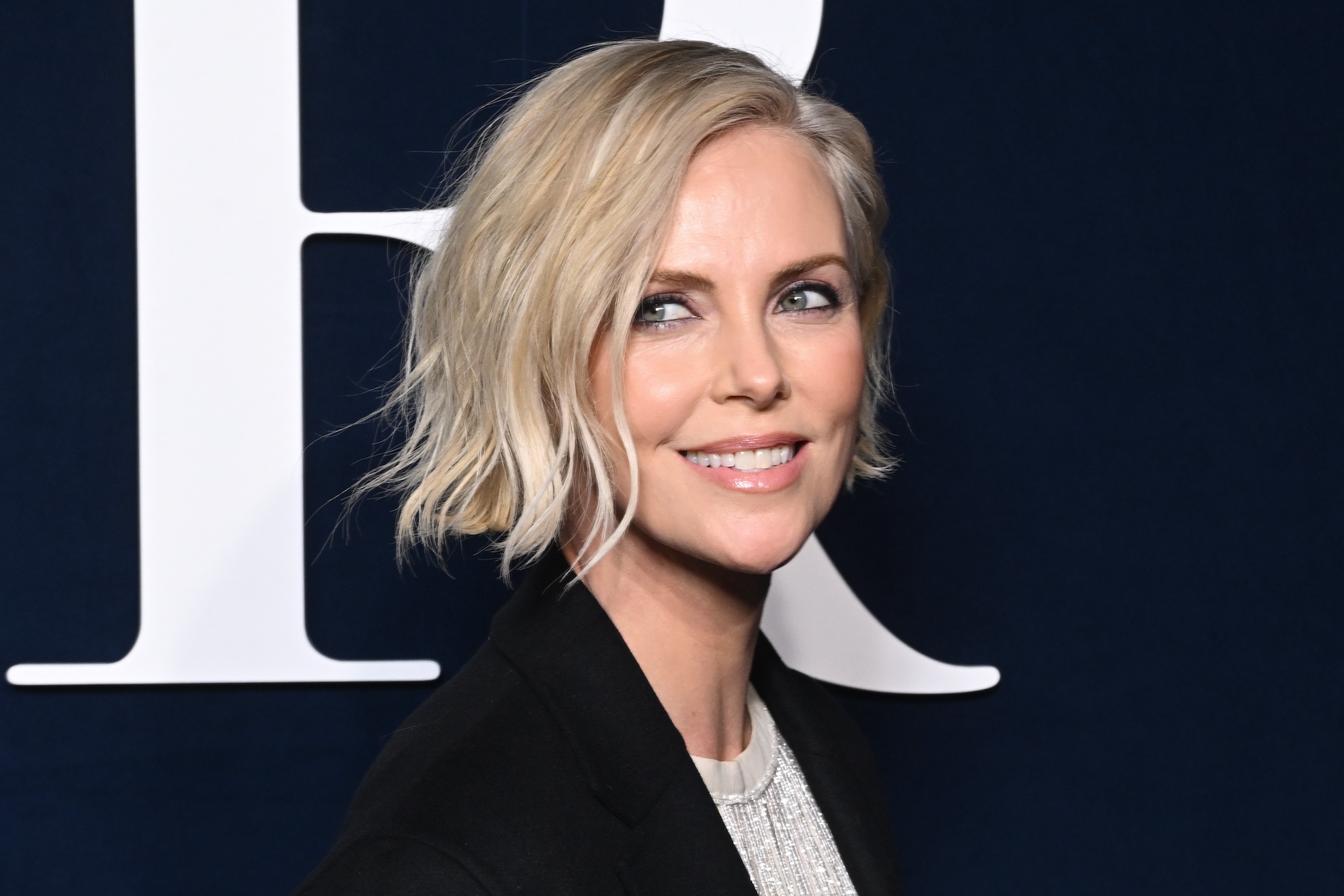 Charlize Theron กล่าวว่าลูก ๆ ของเธอ 'A–holes' แต่ก็ 'ดีจริงๆ'