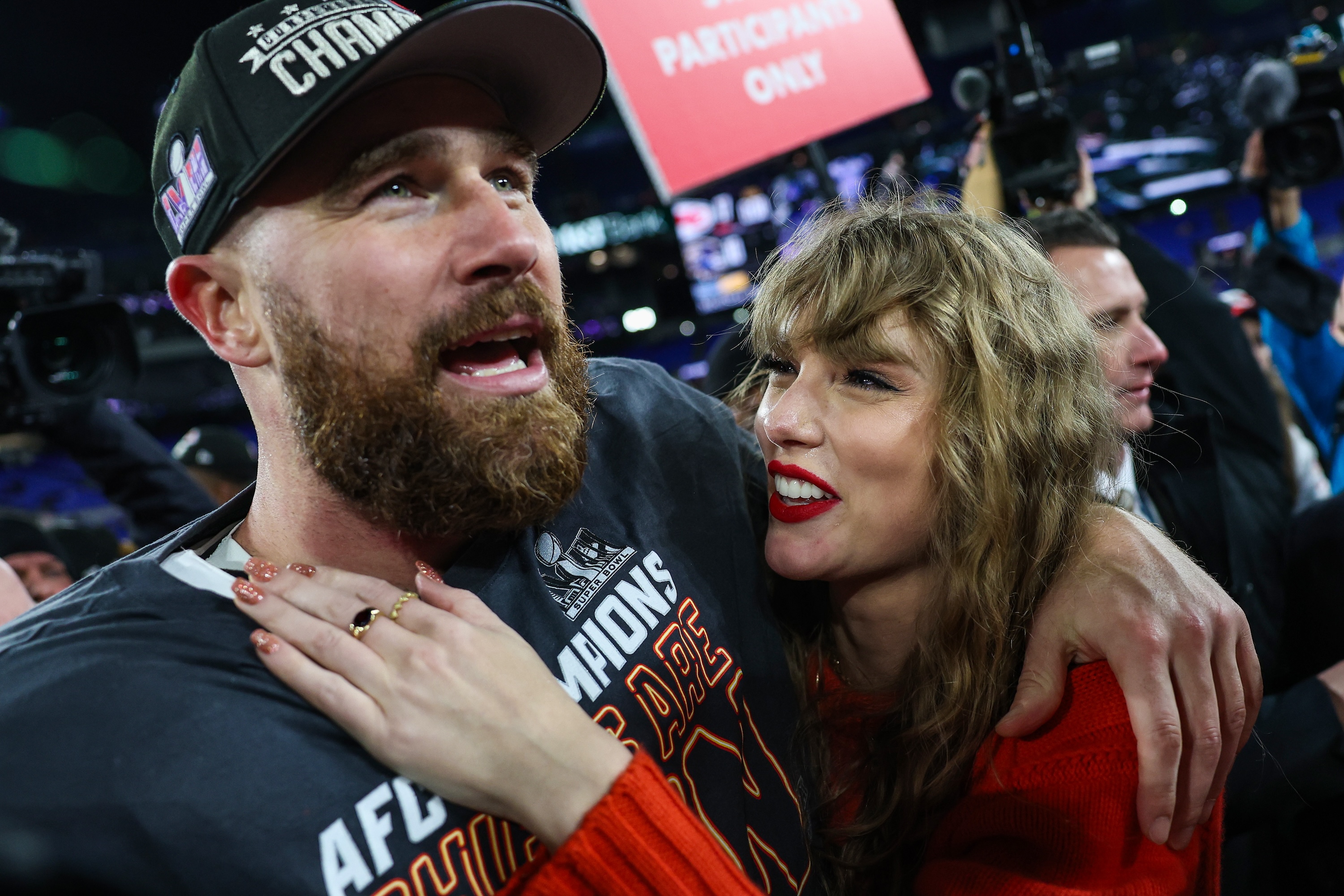 Travis Kelce parece enxugar as lágrimas durante o ‘Mega-Mashup’ de Taylor Swift