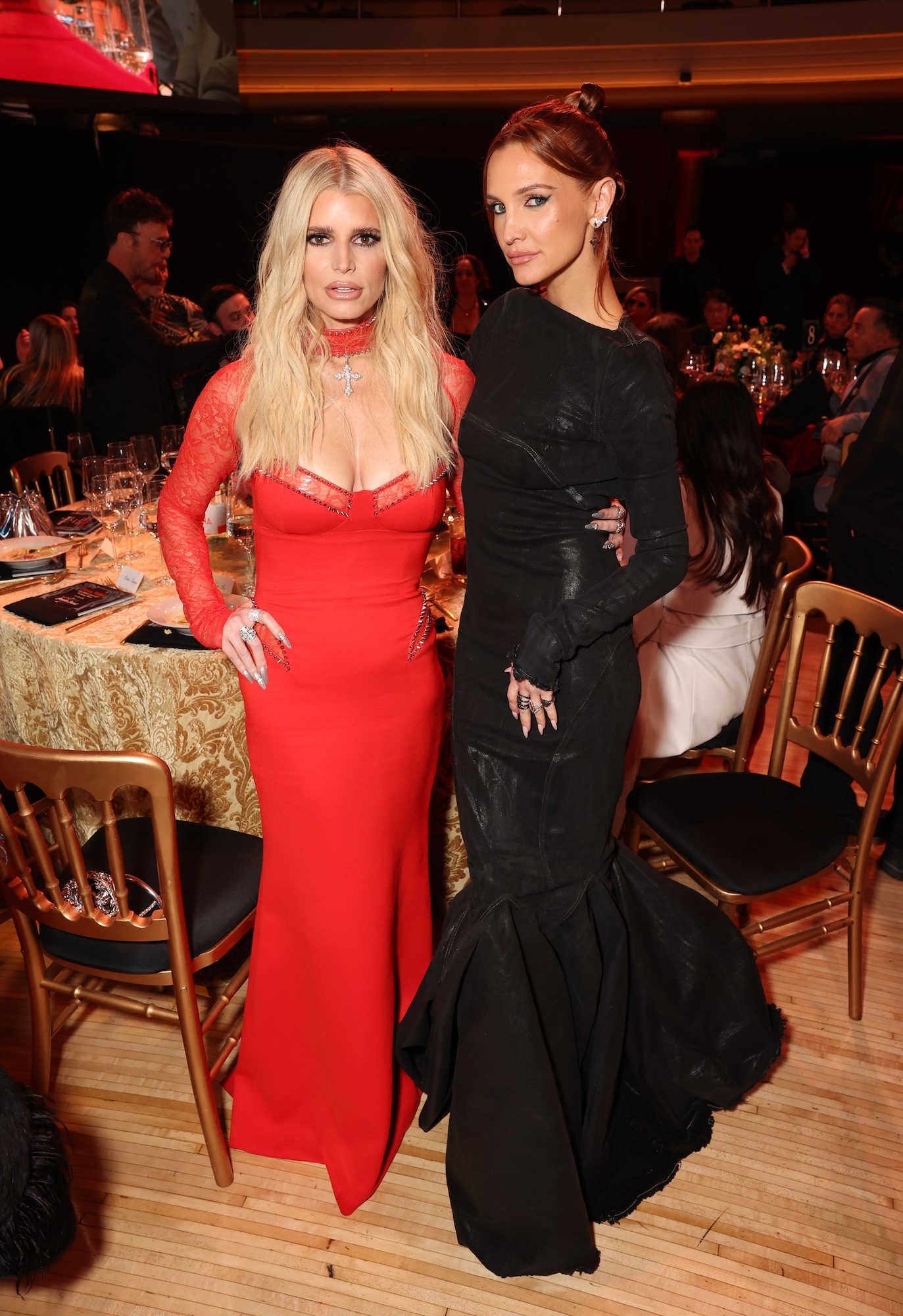 Jessica Simpson Fangirls เกี่ยวกับการกลับมาสู่ดนตรีของ Ashlee Simpson