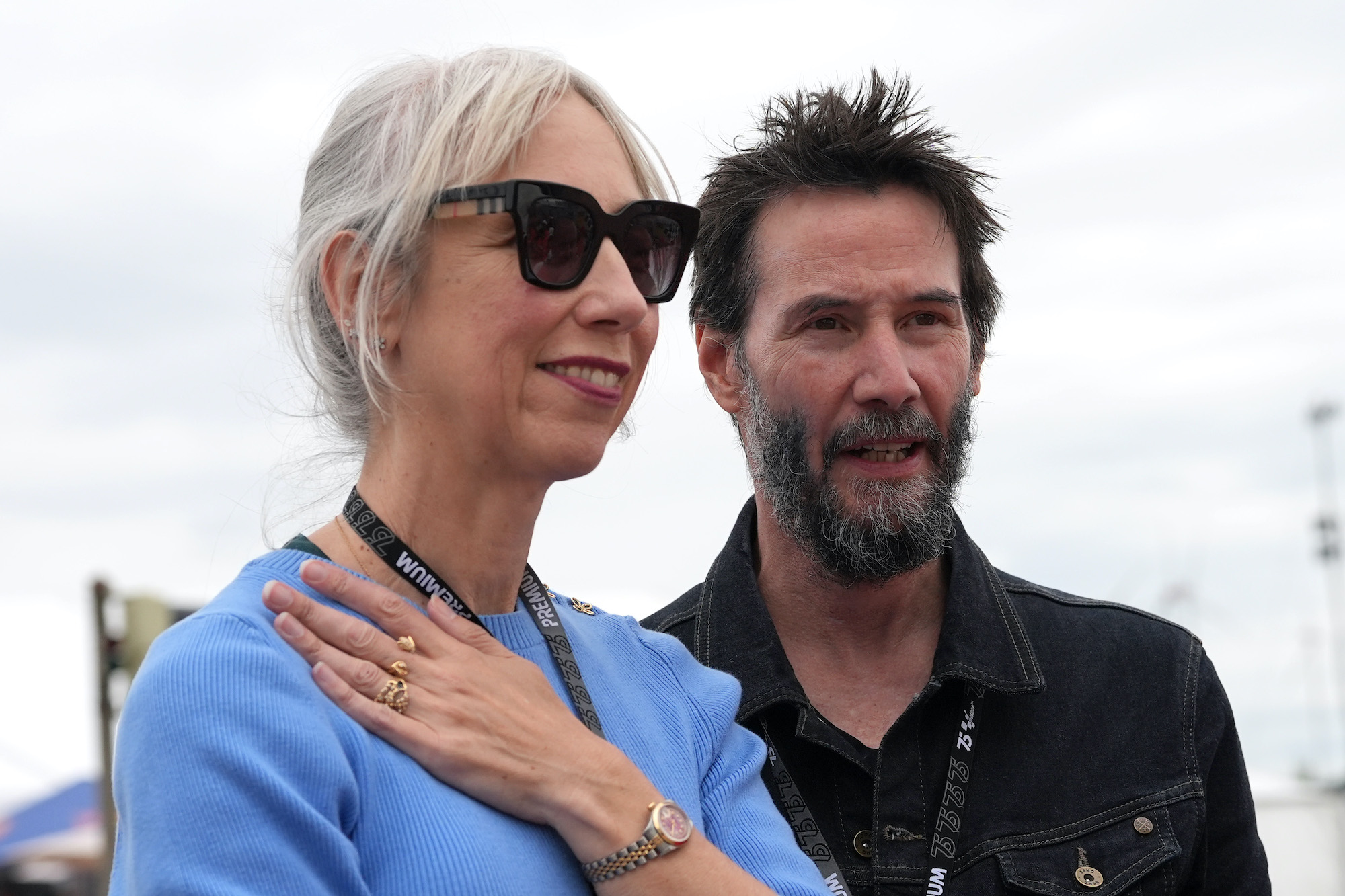 Keanu Reeves และ Alexandra Grant ปรากฏตัวต่อหน้าสาธารณะชนที่ MotoGP