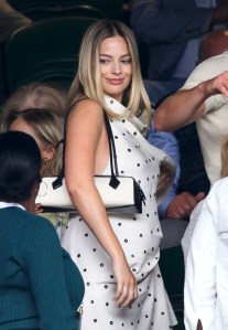 Como Margot Robbie está arrasando em uma gravidez de verão