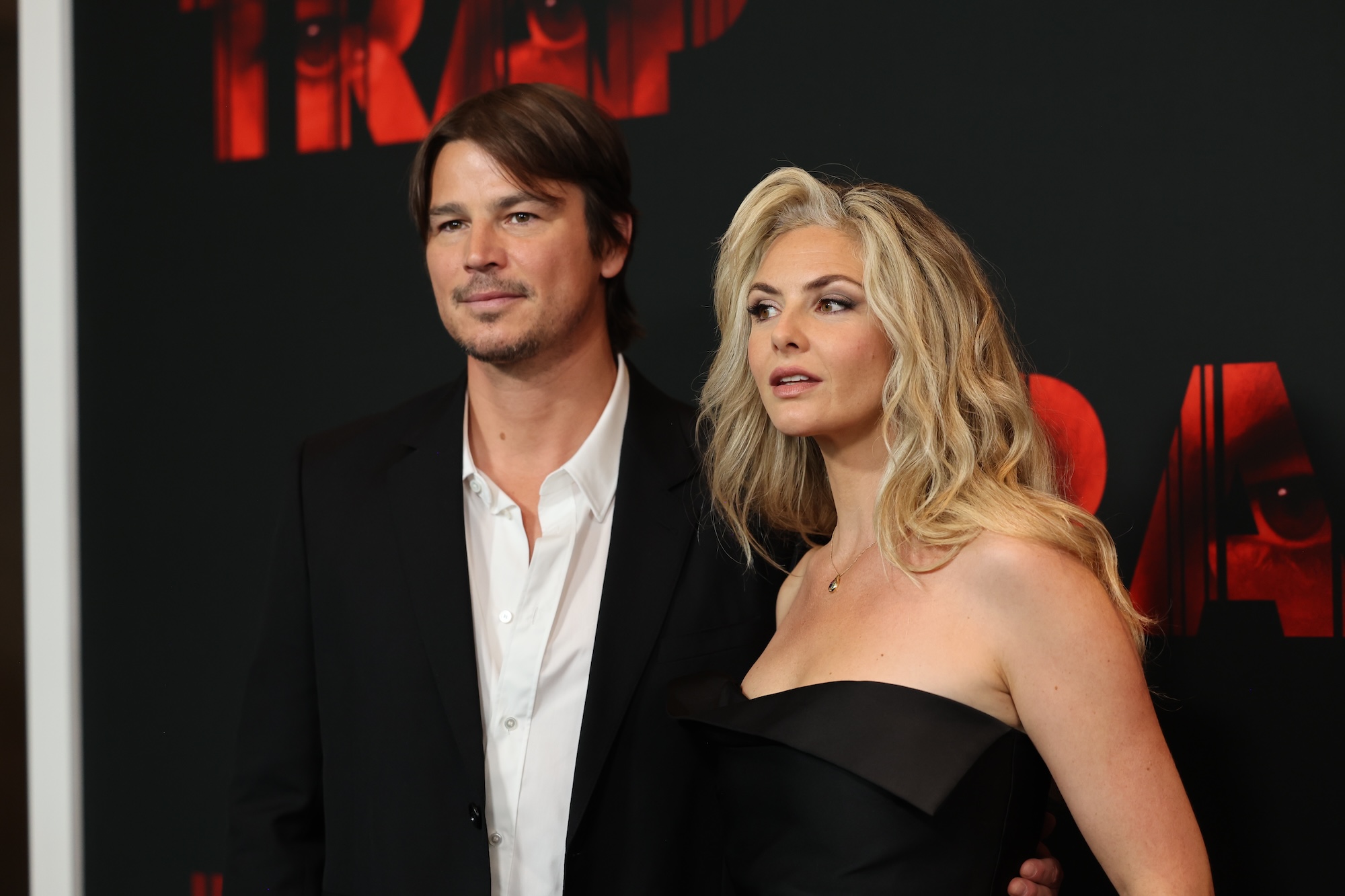 Josh Hartnett e Tamsin Egerton compartilham Sweet Smooch na estreia de 'Trap'