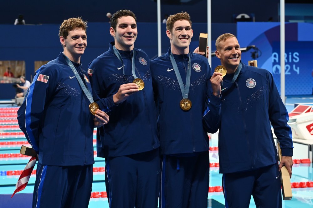 Los medallistas de oro Chris Guiliano, Jack Alexy, Hunter Armstrong y Caeleb Dressel del equipo de EE. UU.