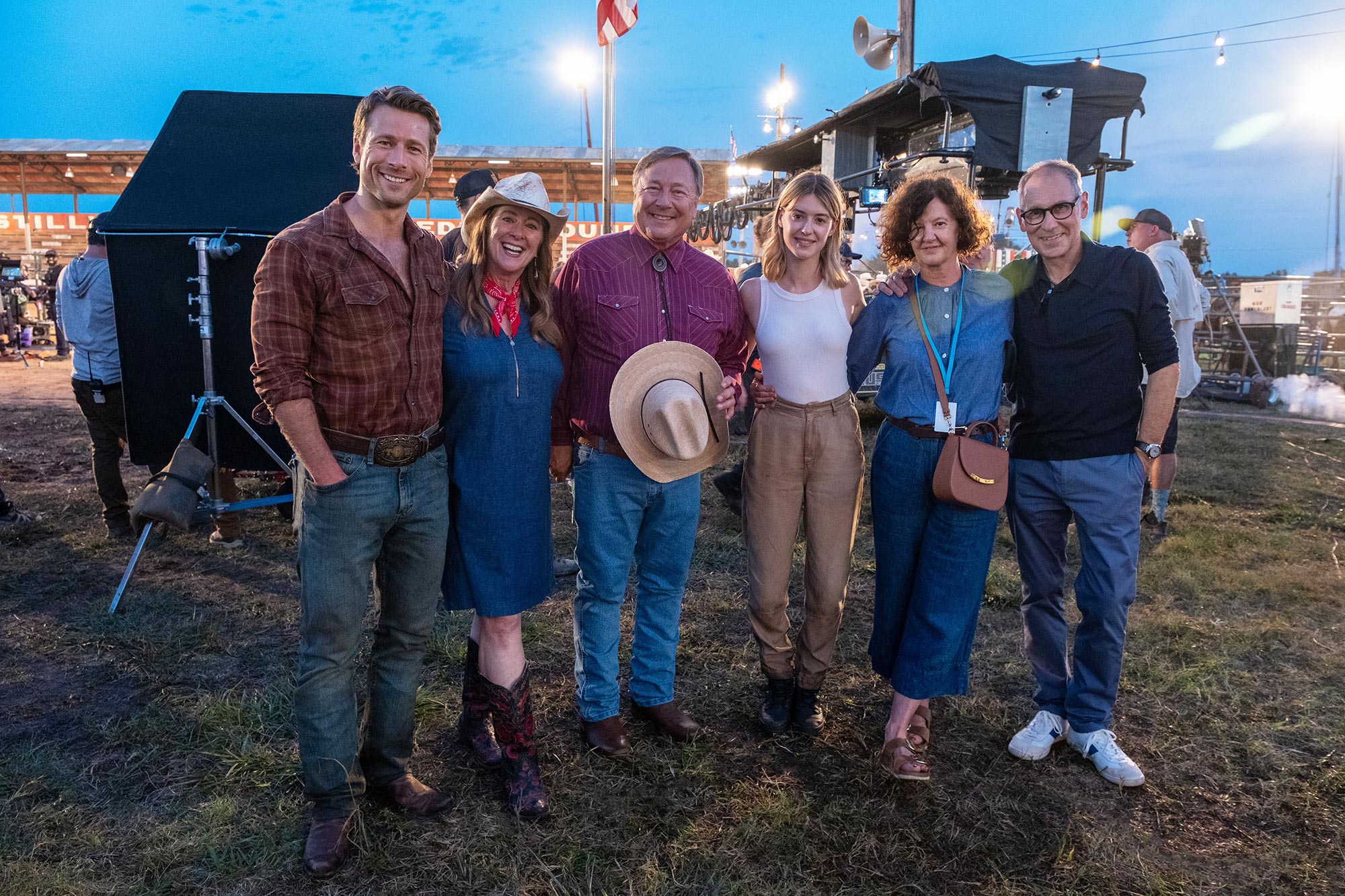 Glen Powell sagt, seine Eltern hätten ihren Auftritt in „Twisters“ „genagelt“: Foto