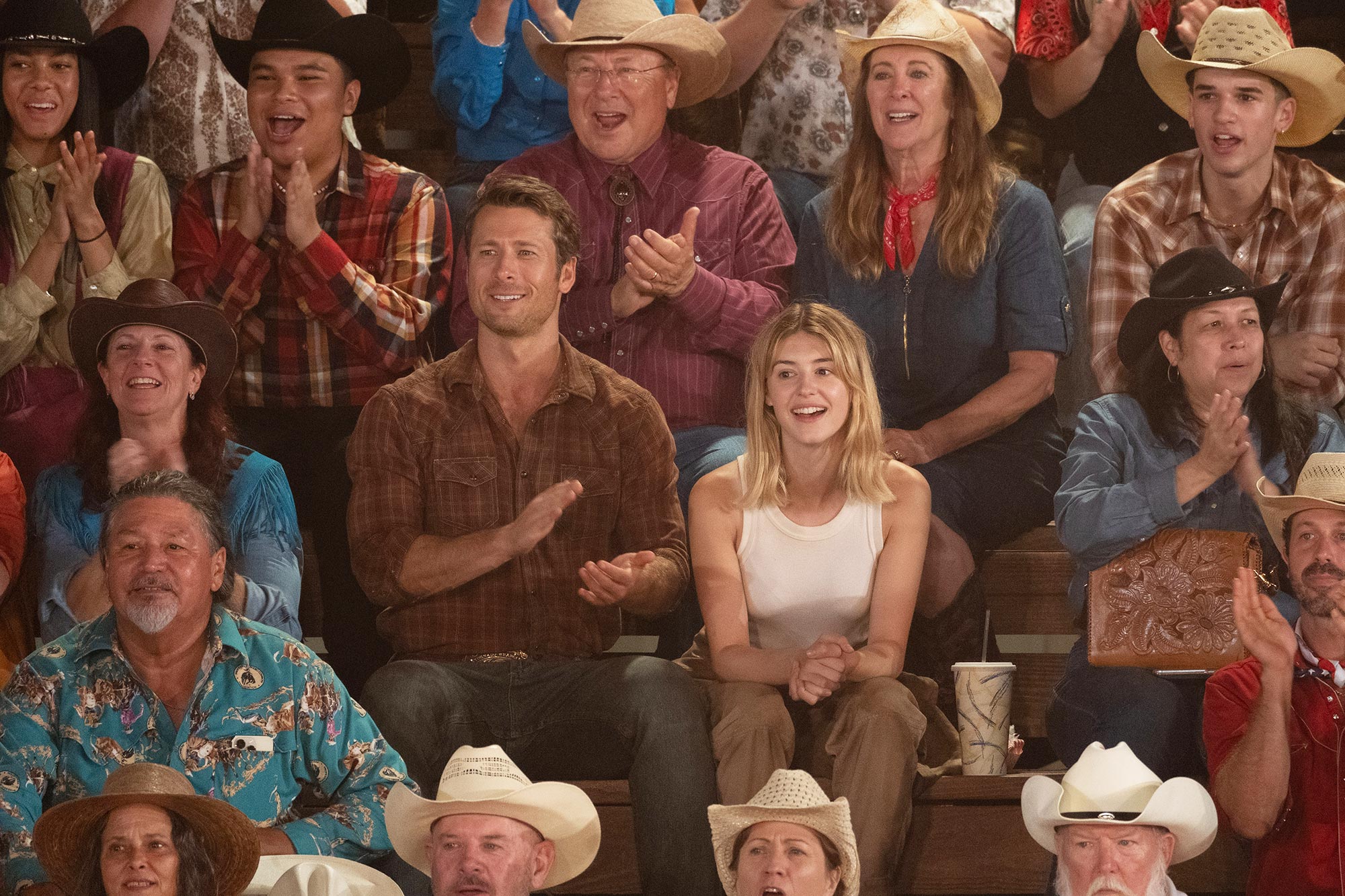 Glen Powell diz que seus pais 'acertaram' seu camafeu em 'Twisters': foto