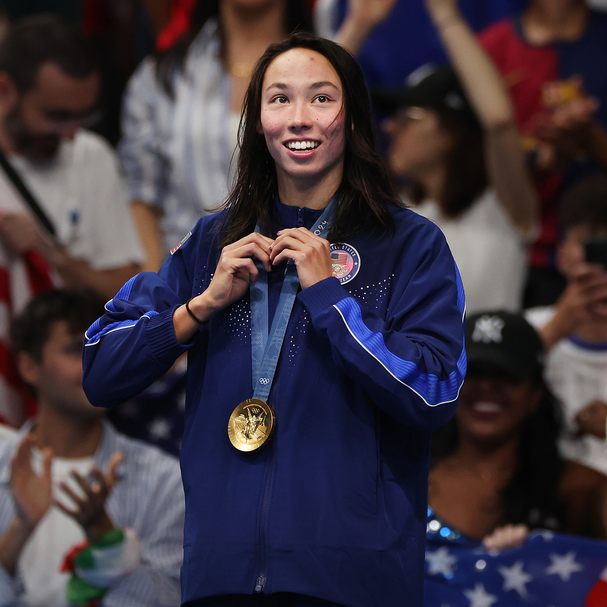 Schwimmerin Torri Huske stellt „Eras Tour“-Armbänder im Wohnheim des Olympischen Dorfes her