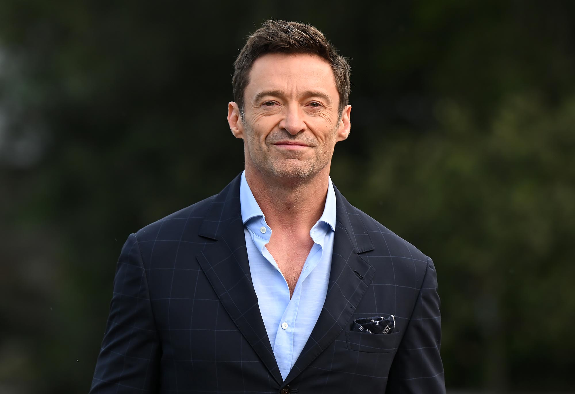 Hugh Jackman pratica autocuidado com máscaras de ouro rosa: ‘This Is 55’