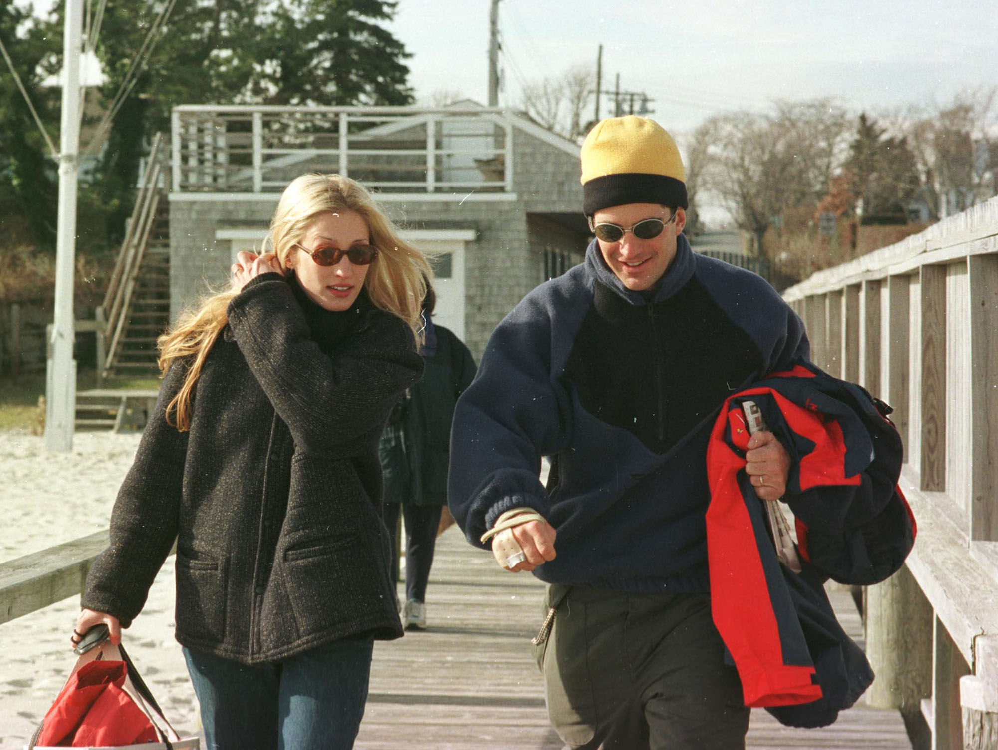 ไทม์ไลน์ความสัมพันธ์ของ JFK Jr. และ Carolyn Bessette-Kennedy