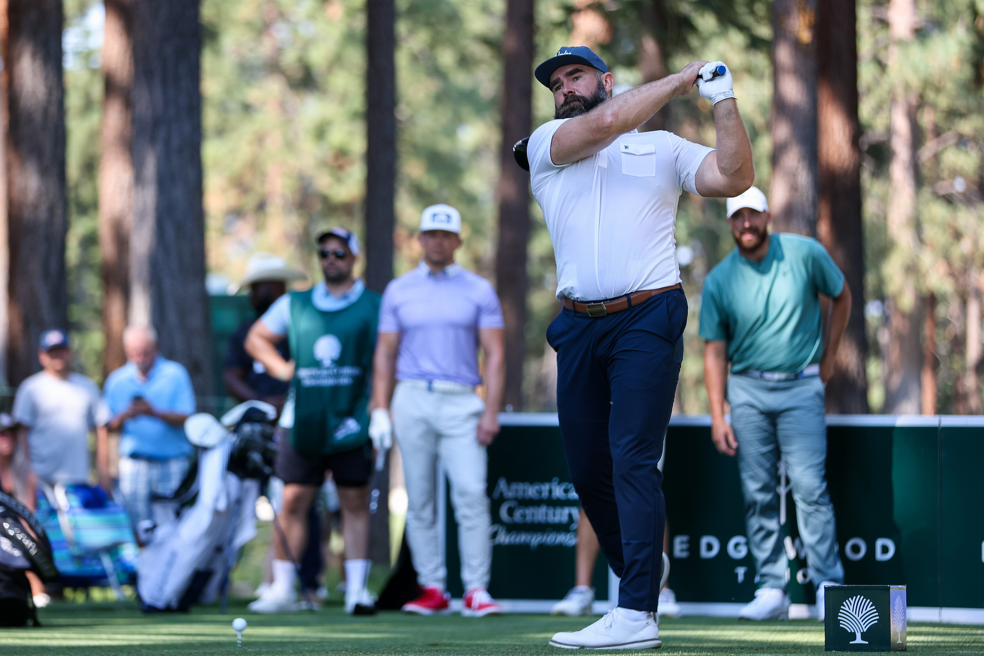 Jason Kelce vence o mesmo concurso de golfe de longa distância que Travis venceu no ano passado