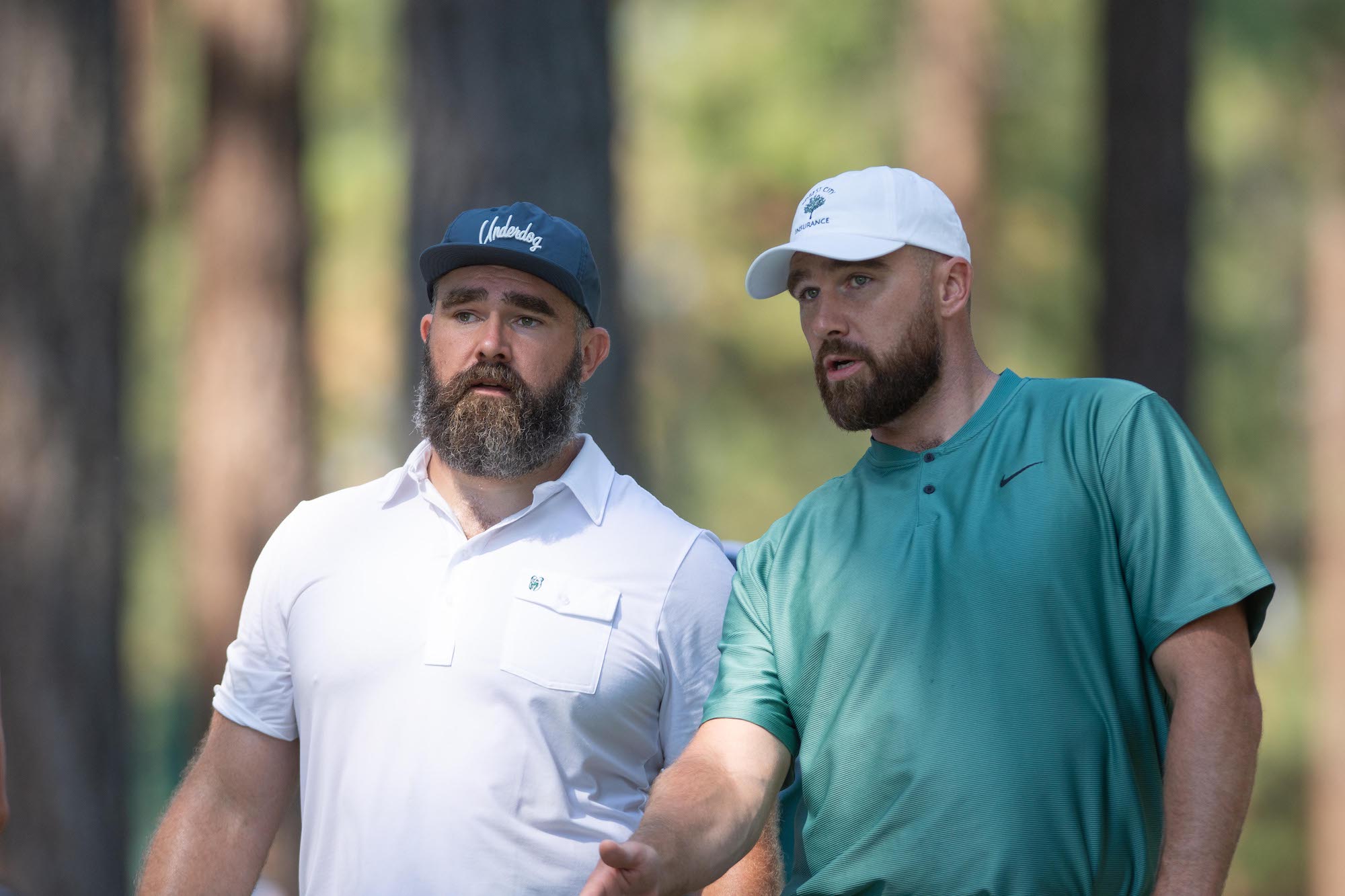 Jason Kelce vence o mesmo concurso de golfe de longa distância que Travis venceu no ano passado