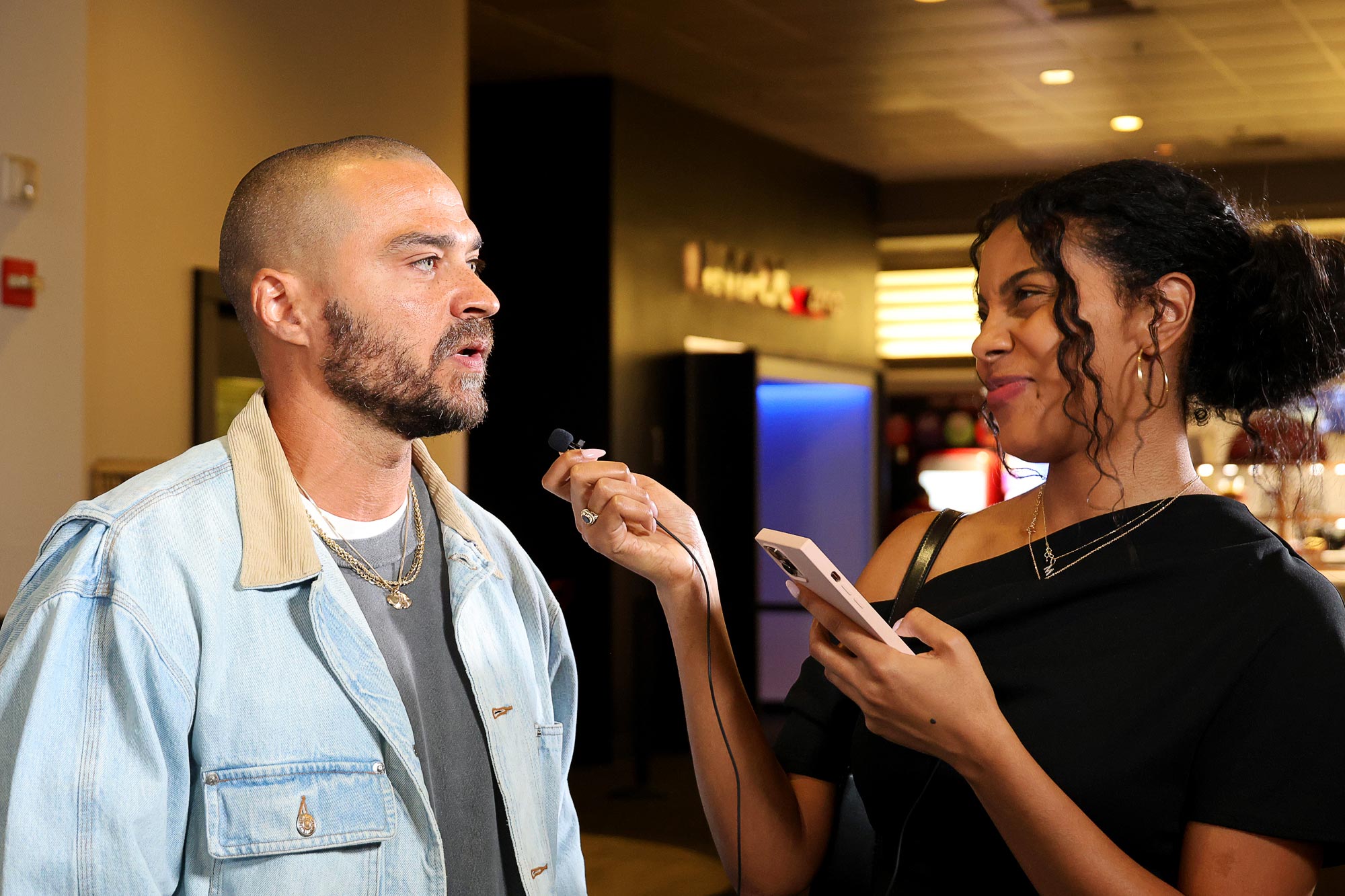 Jesse Williams fühlt sich „in der Pflicht“, „alles Schwarze“ und Positive hervorzuheben