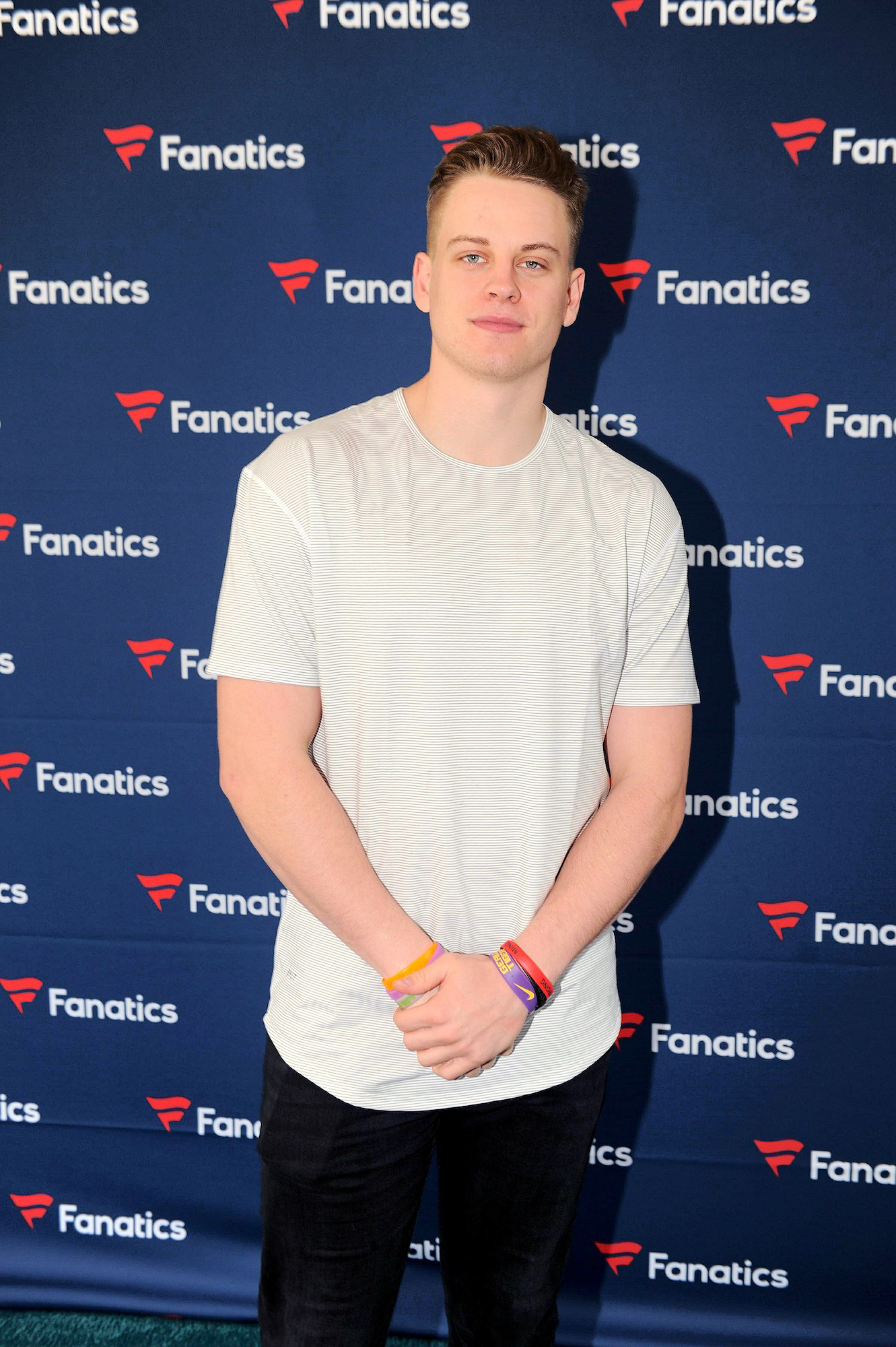 Rozgrywający NFL Joe Burrow pokazuje metamorfozę blond włosów na obozie