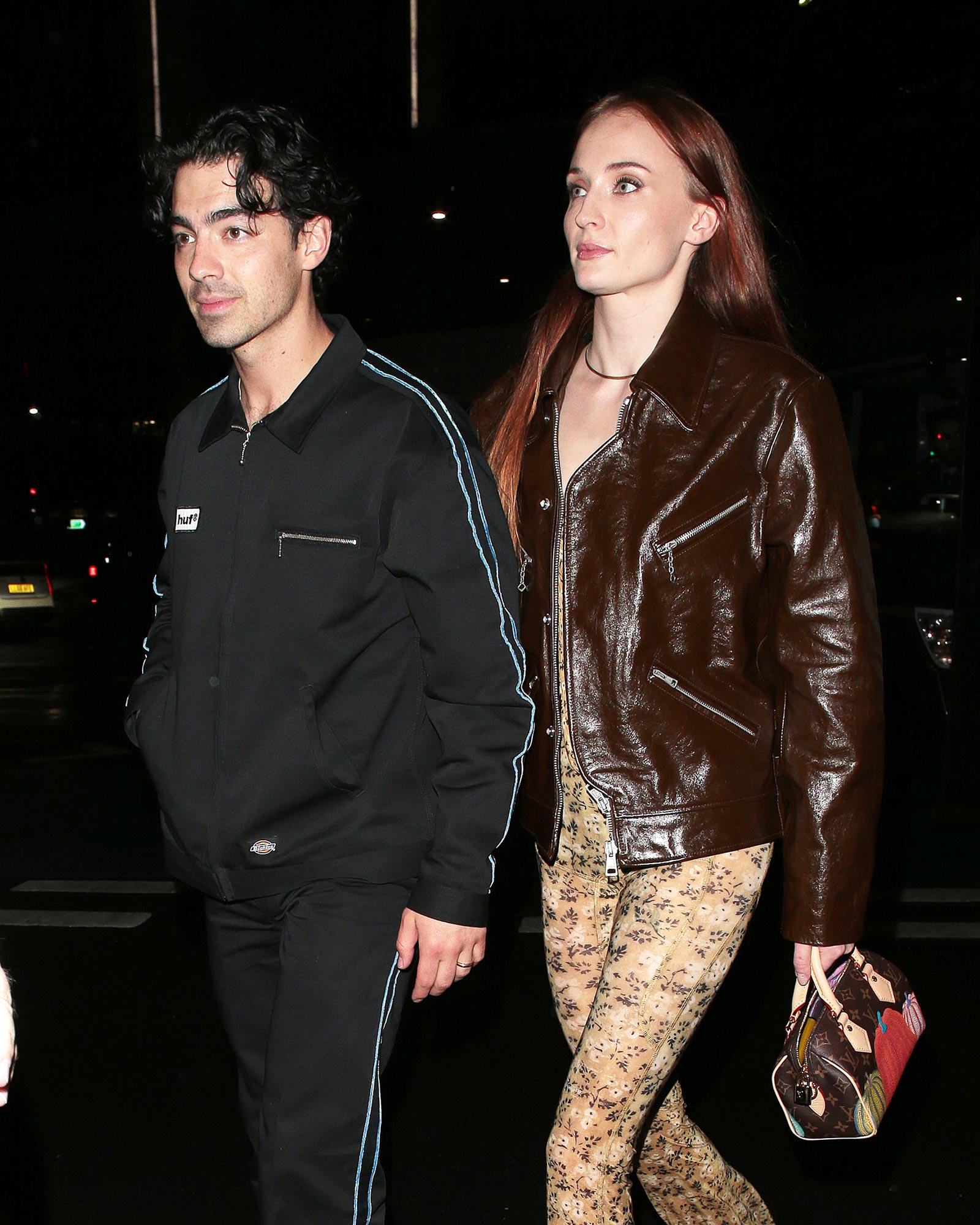 Joe Jonas tránh hát lời bài hát của Sophie Turner tại buổi hòa nhạc của Jonas Brothers