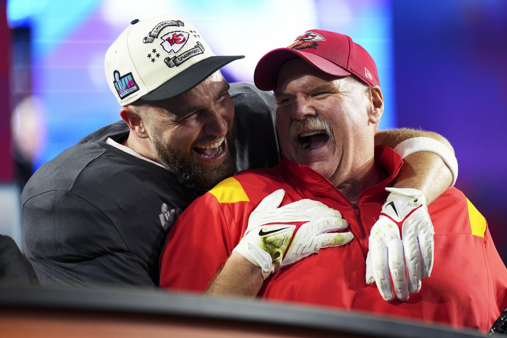 Andy Reid brinca que Travis Kelce às vezes pode ser o 'Waterboy' de Taylor Swift