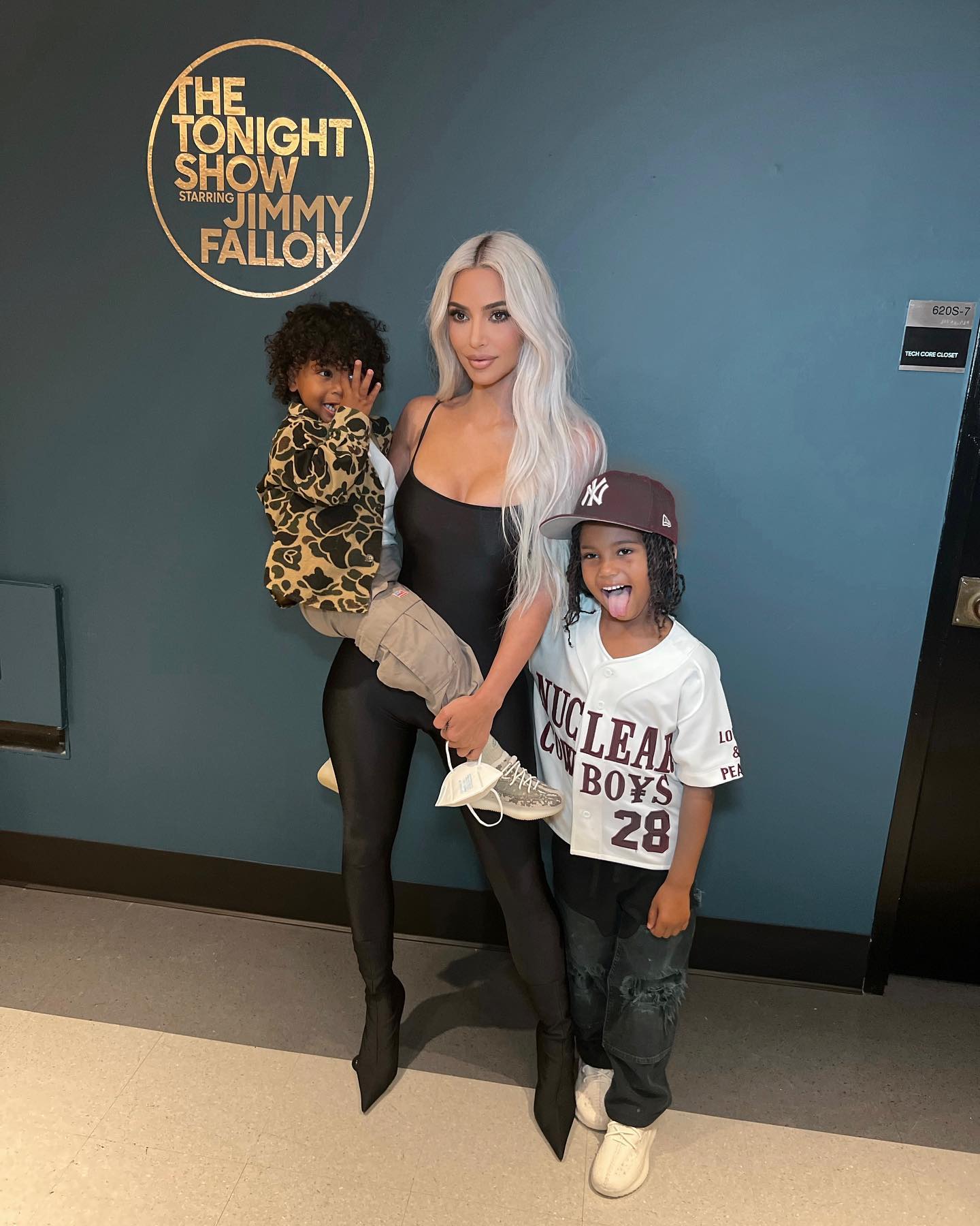 Kim Kardashian revela que o filho de Kanye West tem vitiligo: 'I Pass It On'