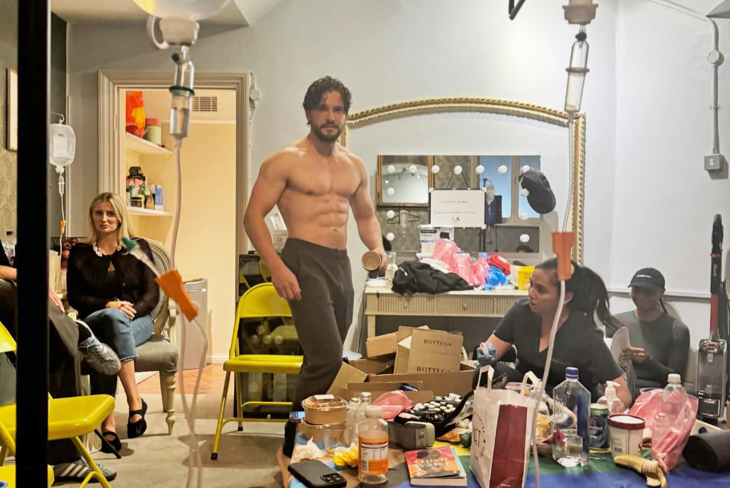 Kit Harington mostra físico esculpido nos bastidores do West End de Londres