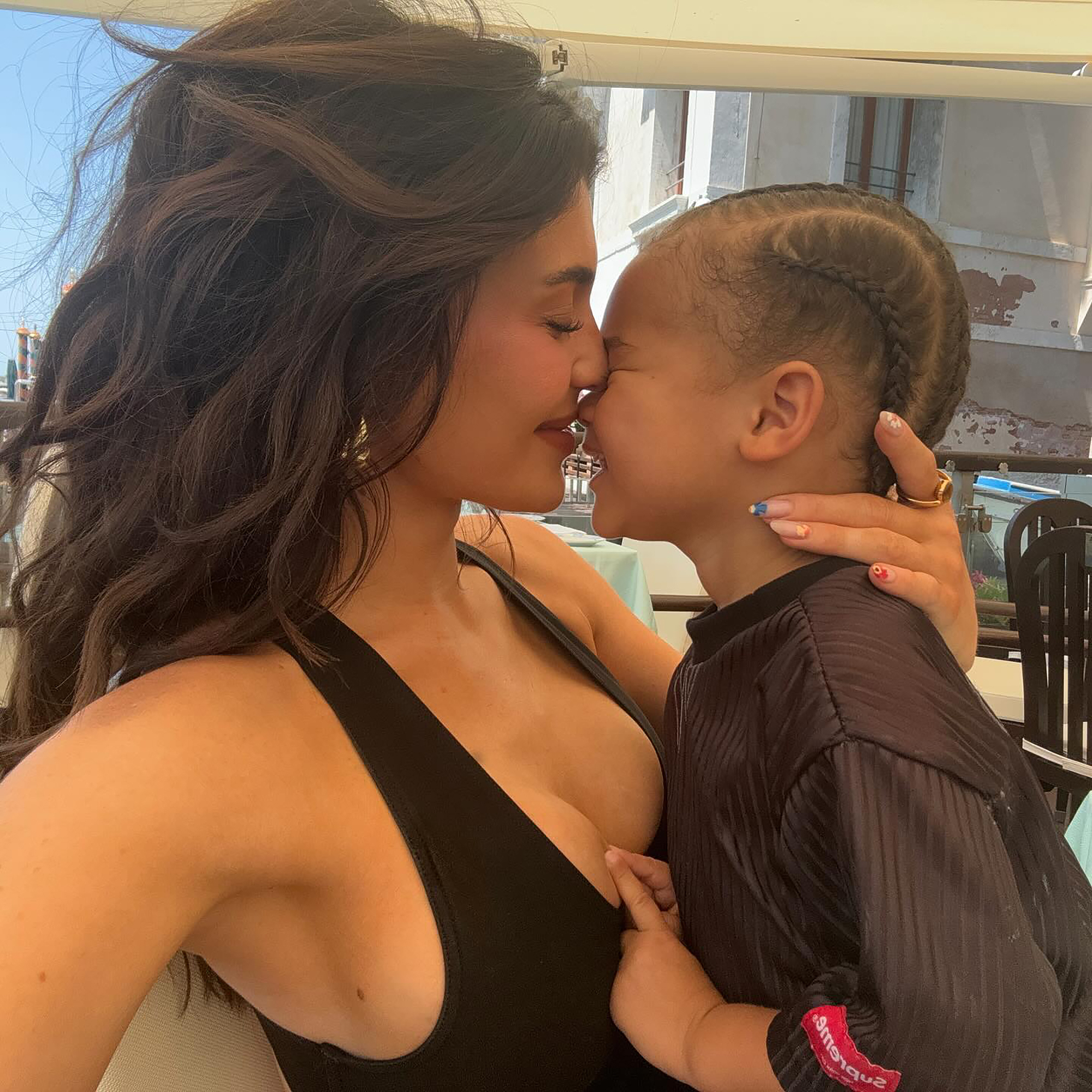 Kylie Jenner se relaciona com Son Aire durante uma escapadela em família em Veneza