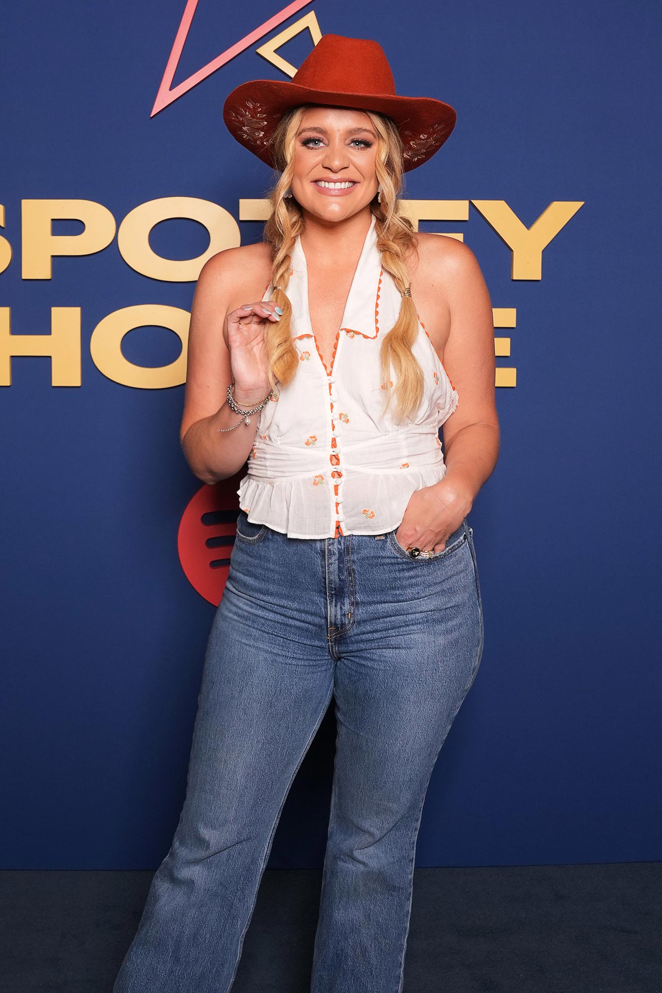 Ca sĩ nhạc đồng quê Lauren Alaina hủy buổi hòa nhạc sau cái chết của cha