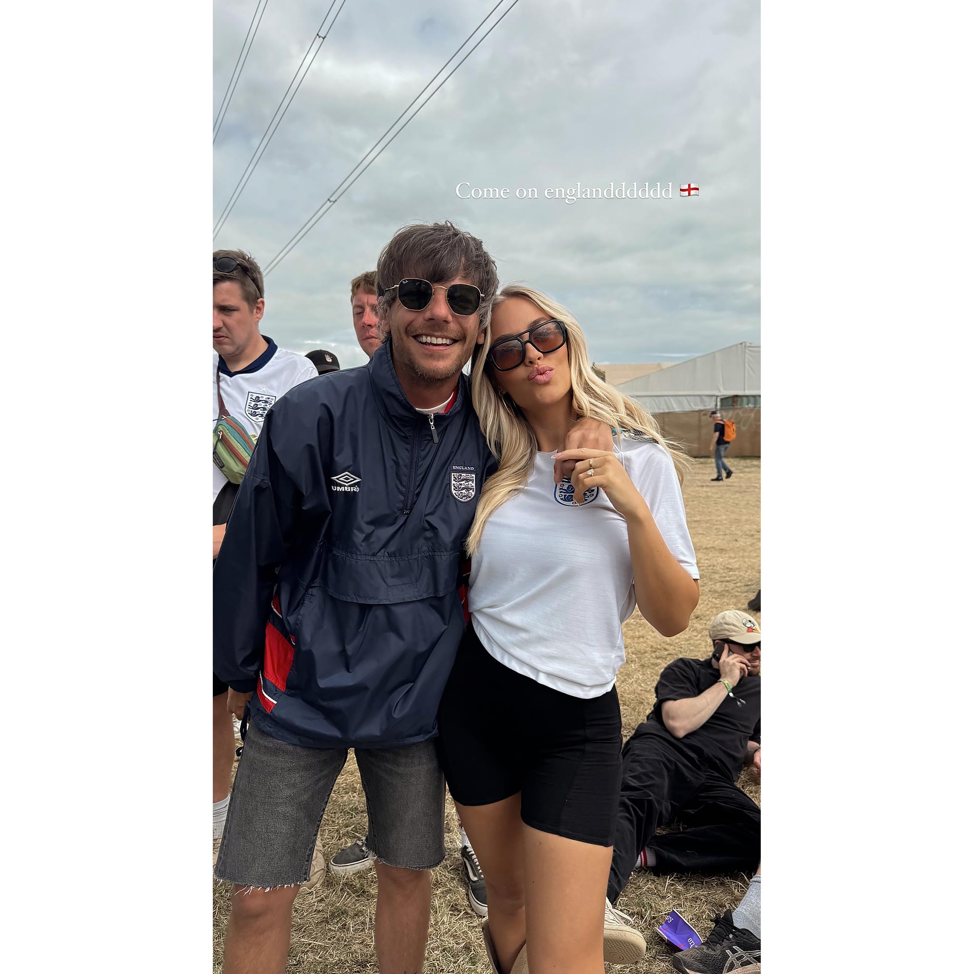 Louis Tomlinson, 32, mostra seus cabelos grisalhos em Glastonbury