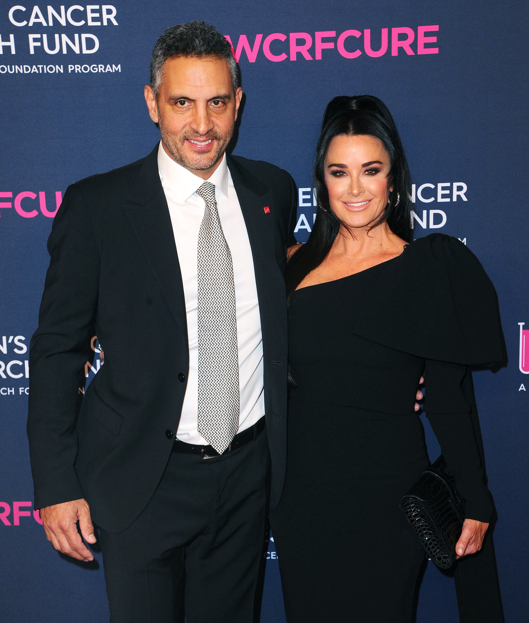 Mauricio Umansky küsst Mystery Blonde ein Jahr nach der Trennung von Kyle Richards