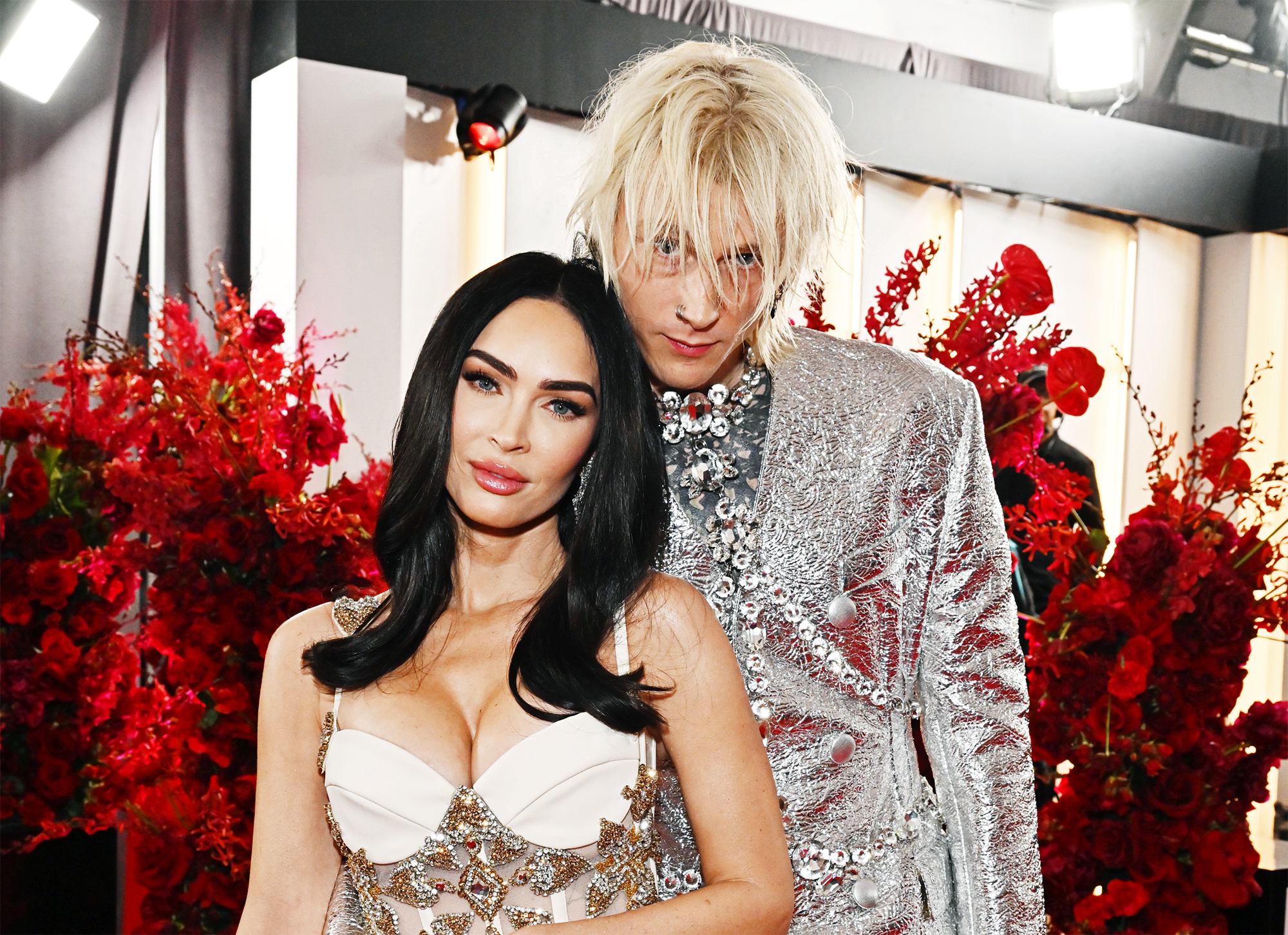 Megan Fox e MGK estão ‘se dando melhor do que antes’ há meses