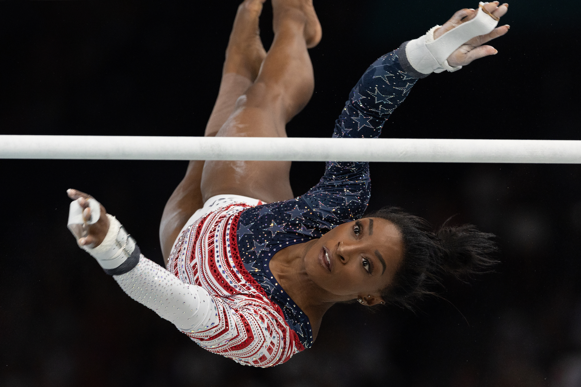 Kevin Durant jest pod wrażeniem mięśni łydek Simone Biles podczas igrzysk olimpijskich