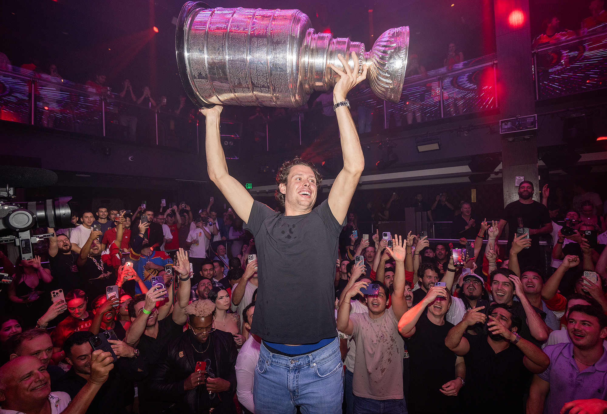 NHL의 Carter Verhaeghe, Stanley Cup 파티에 참석: '언급할 수 없는 몇 가지'