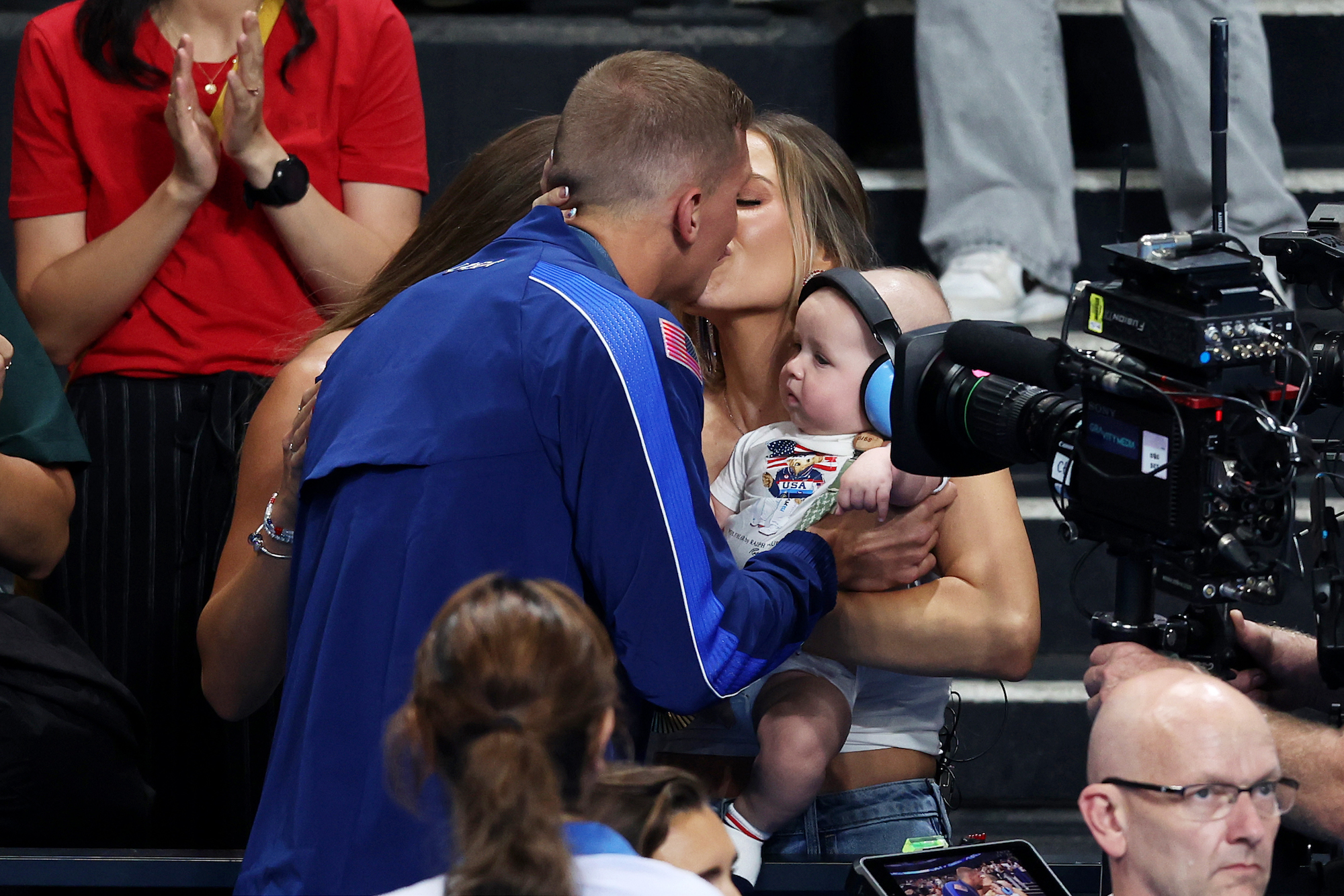 Pływak olimpijski Caeleb Dressel świętuje złoty medal z żoną i synkiem