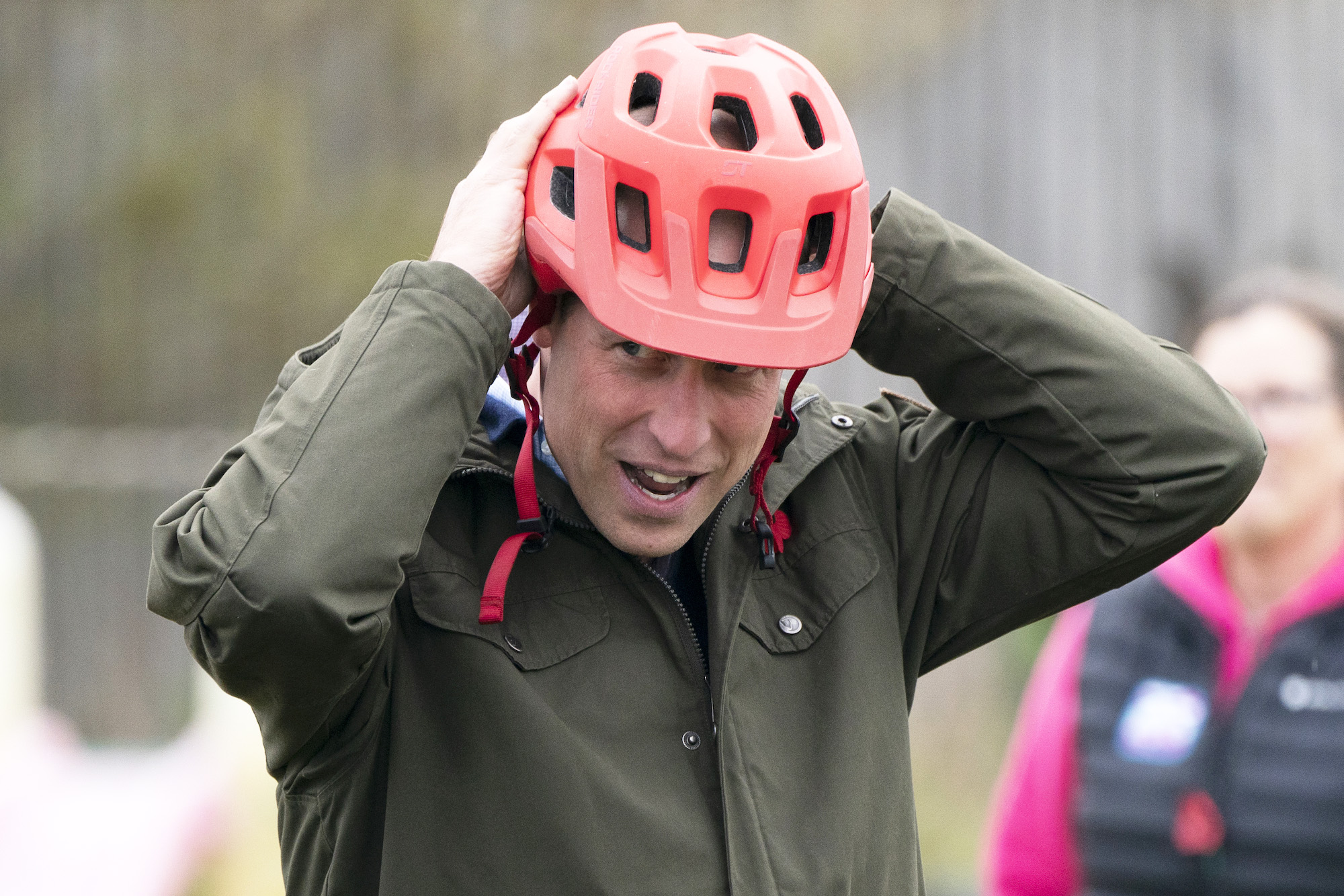 Príncipe William é visto voando pelo Castelo de Windsor em uma scooter elétrica