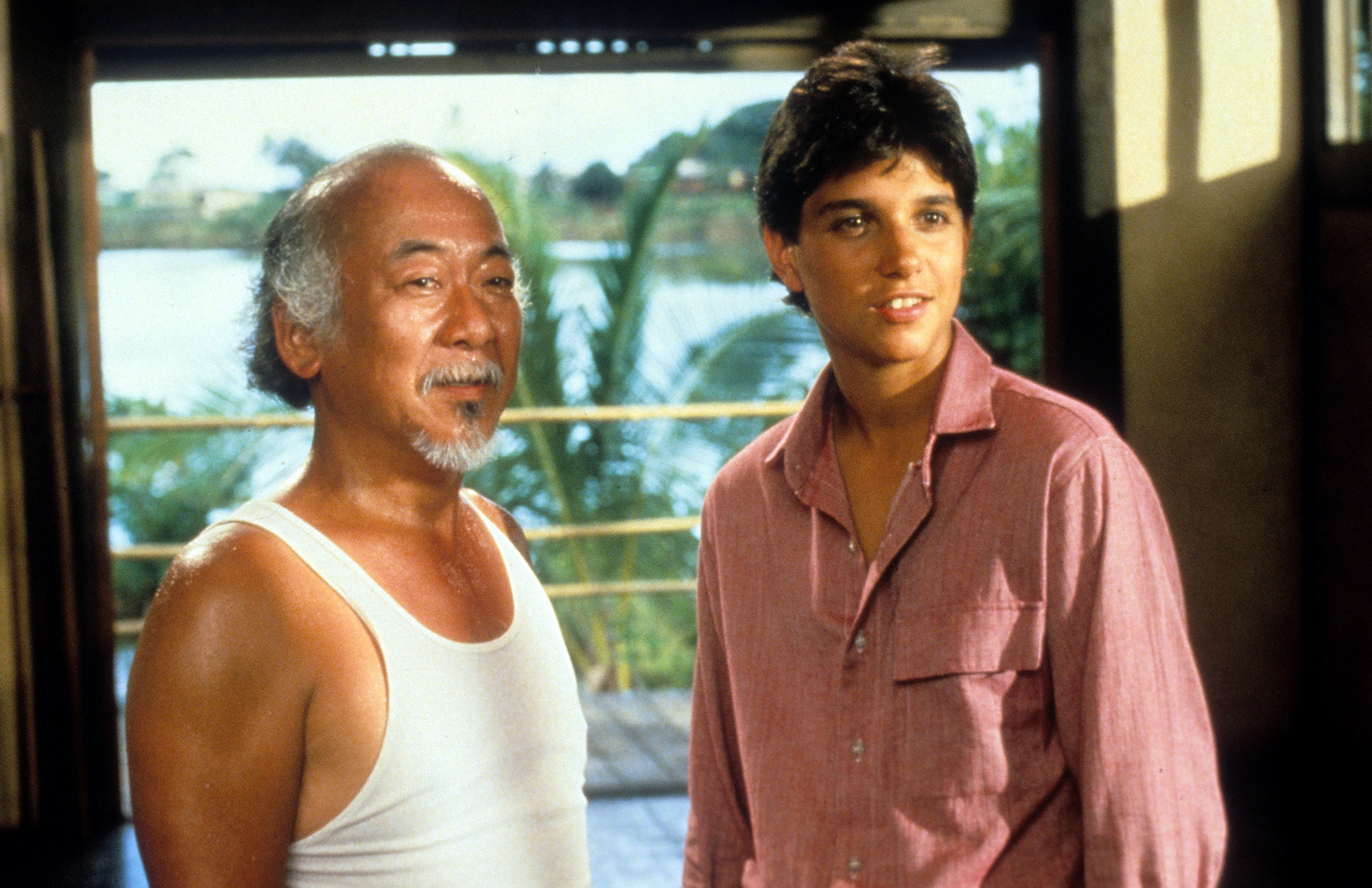 Ralph Macchio in „Cobra Kai“ Staffel 6 zu Ehren von Pat Moritas Mr. Miyagi