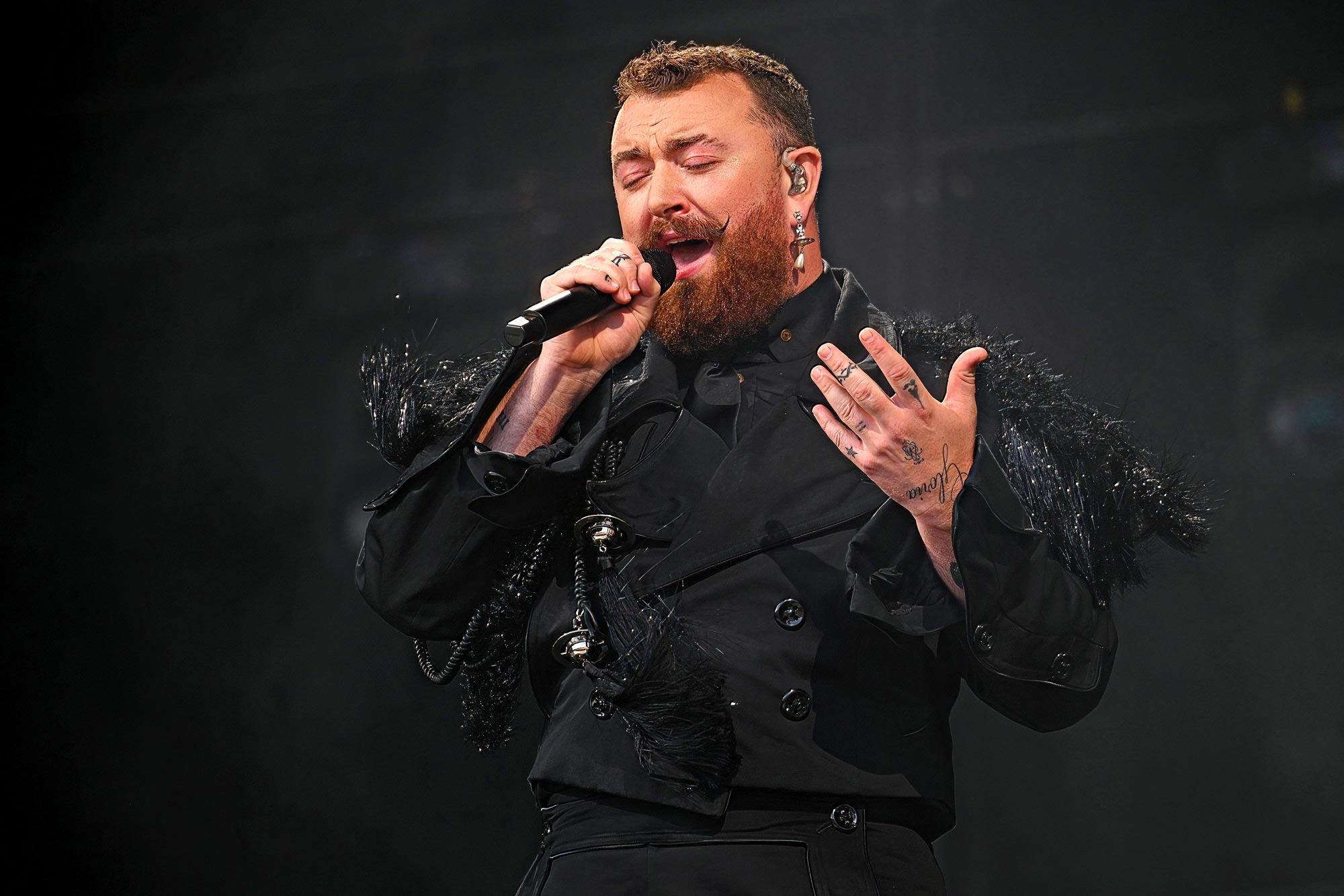 Sam Smith không thể đi lại trong 1 tháng sau tai nạn trượt tuyết kinh hoàng