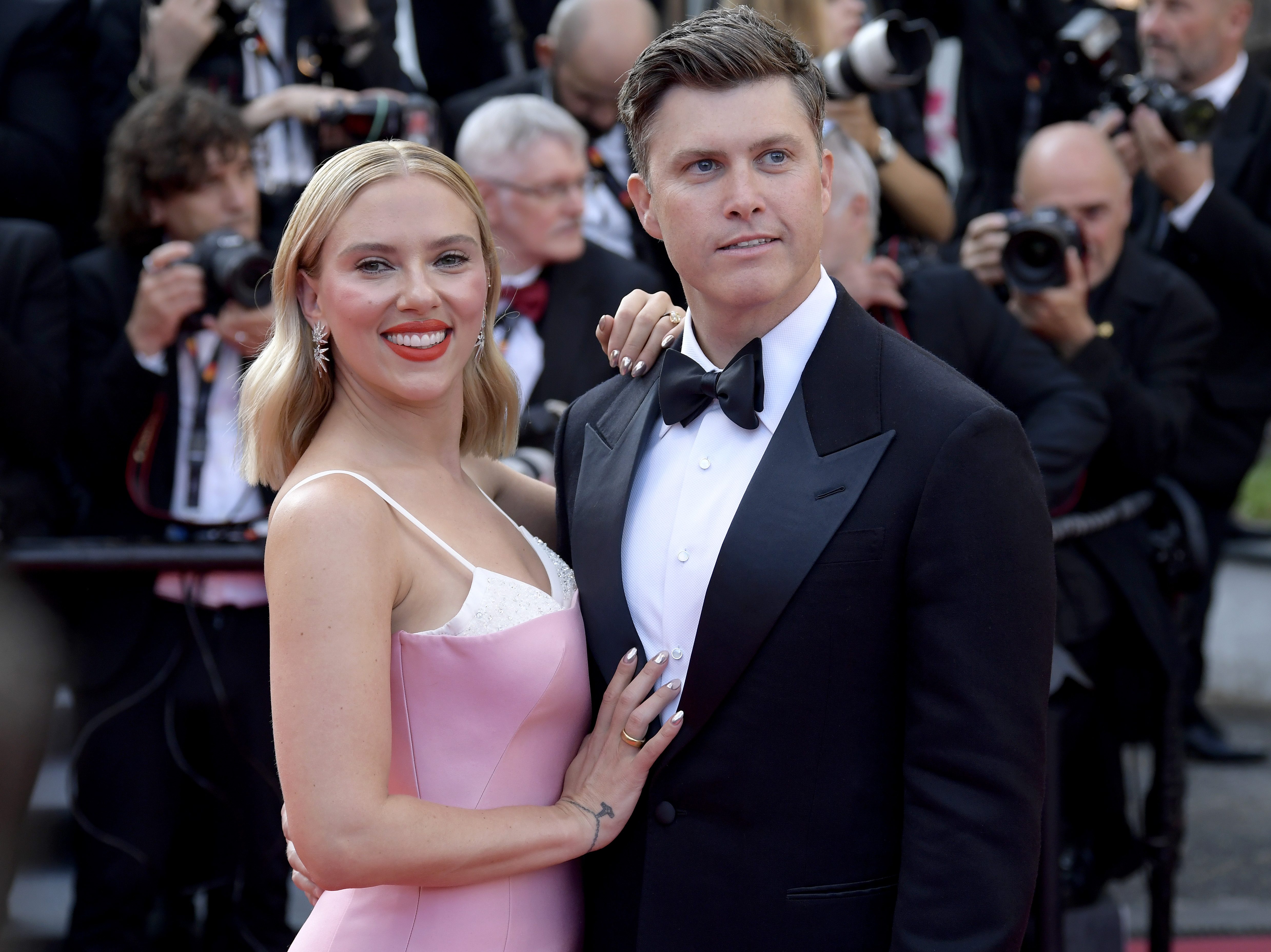 Scarlett Johansson não consegue acreditar que Colin Jost marcou um show olímpico no Taiti