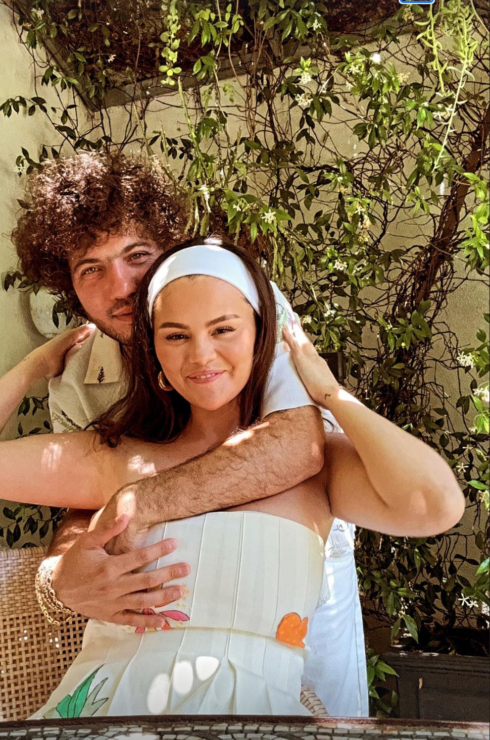 Selena Gomez e Benny Blanco se abraçam durante a celebração do 4 de julho