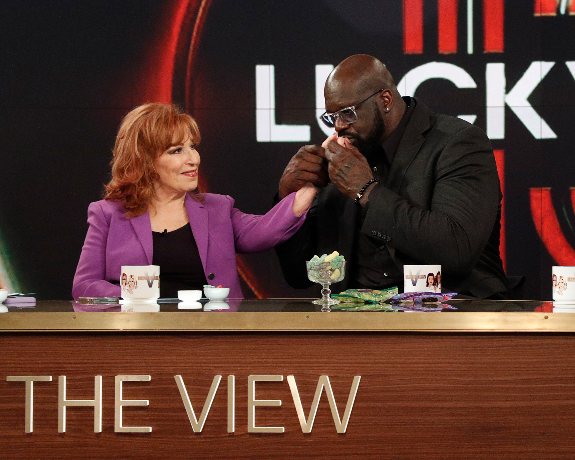 Shaquille O'Neal geht auf das Gerücht ein, er habe Joy Behar aus dem Restaurant verbannt