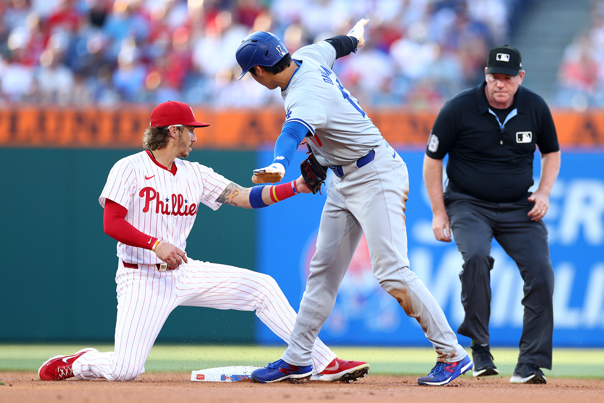 Dodgers-Star Shohei Ohtani scheint eine anzügliche Geste zu machen, nachdem er die Base gestohlen hat