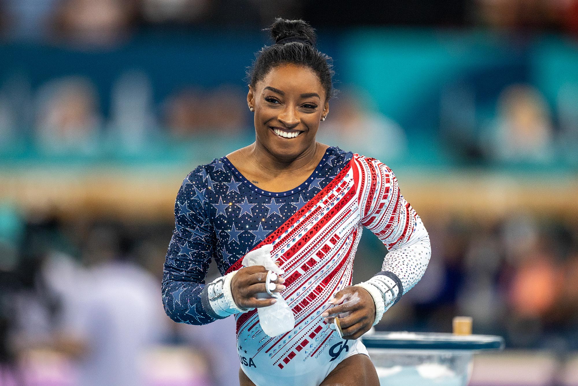 Simone Biles liebt es, dass ihr Vater sie bei den Olympischen Spielen mit einem Fernglas beobachtet