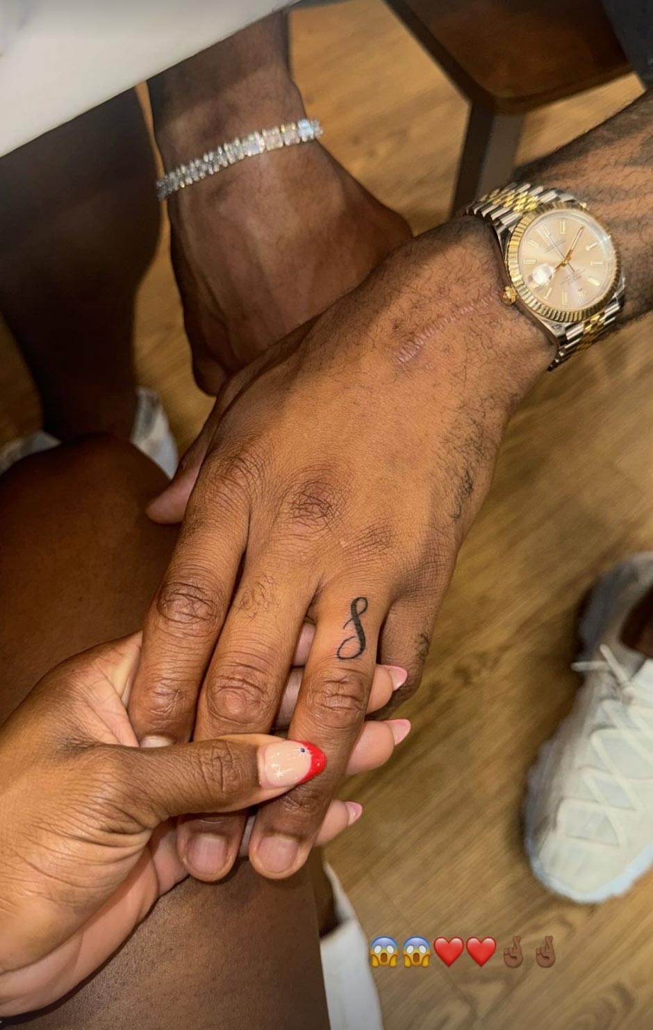 Simone Biles reagiert auf das Ringfinger-Tattoo von Ehemann Jonathan Owens