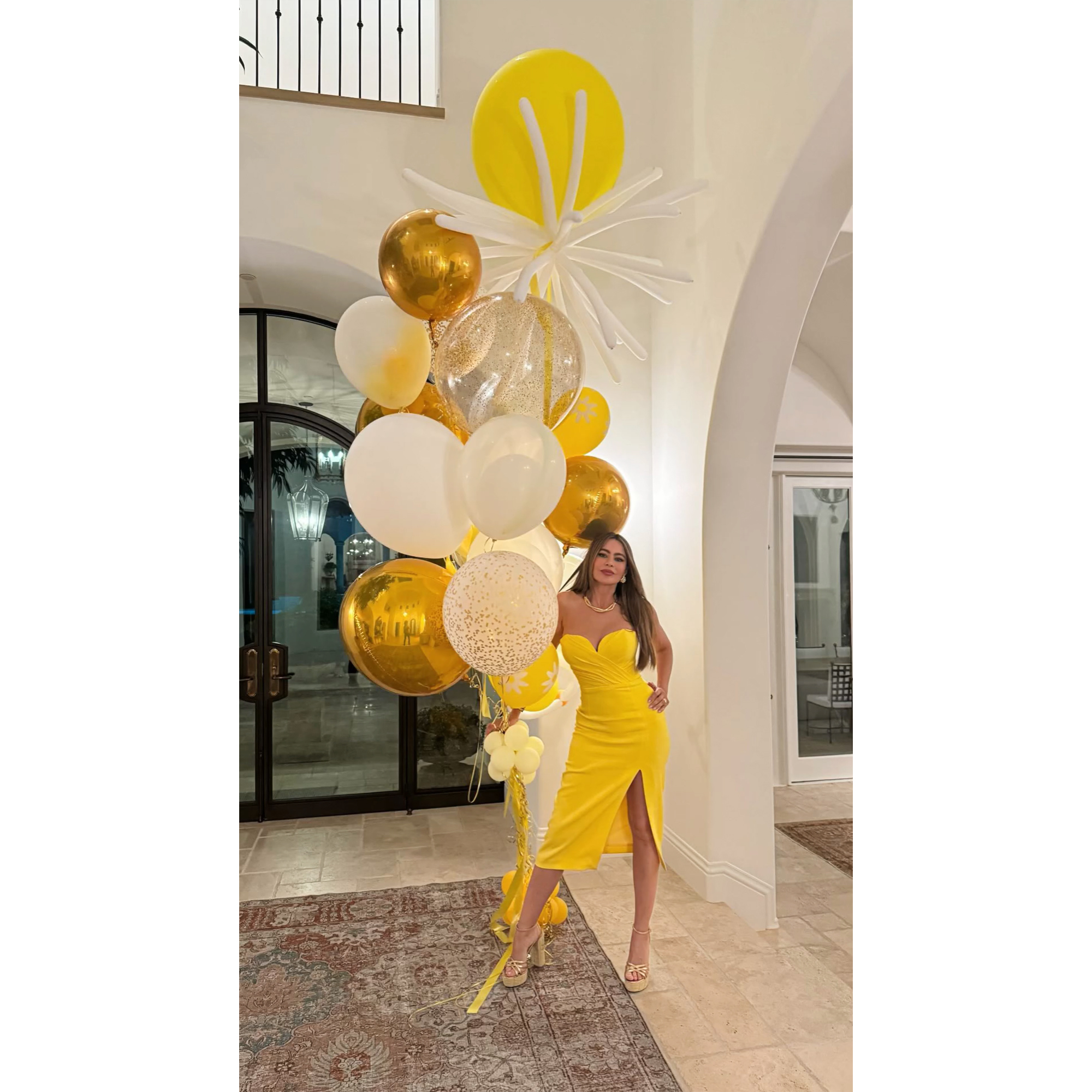 Sofia Vergara arrasa com um vestido amarelo brilhante enquanto comemora seu 52º aniversário