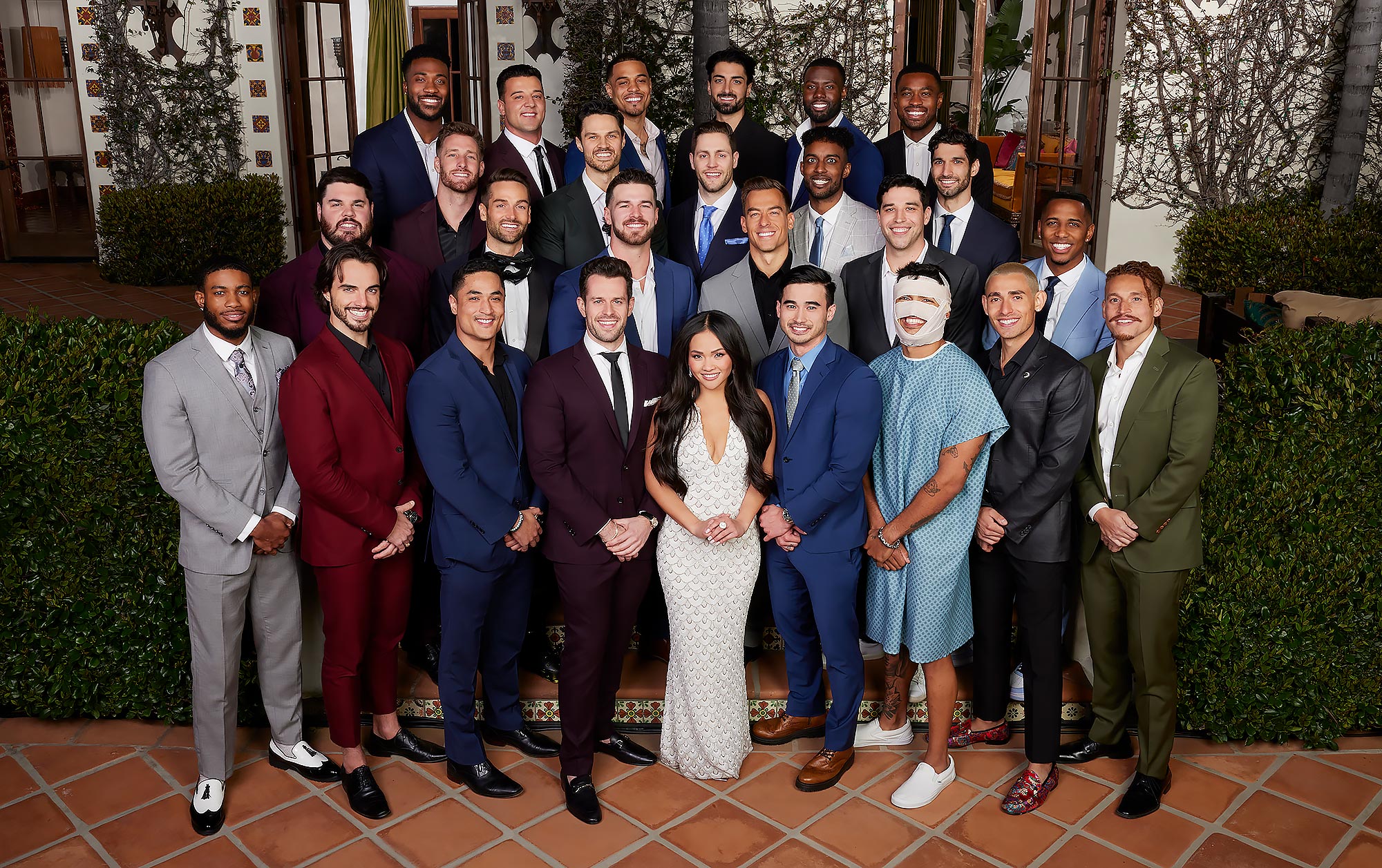 Crítico de estilo assa ternos masculinos de 'Bachelorette' de Jenn Tran