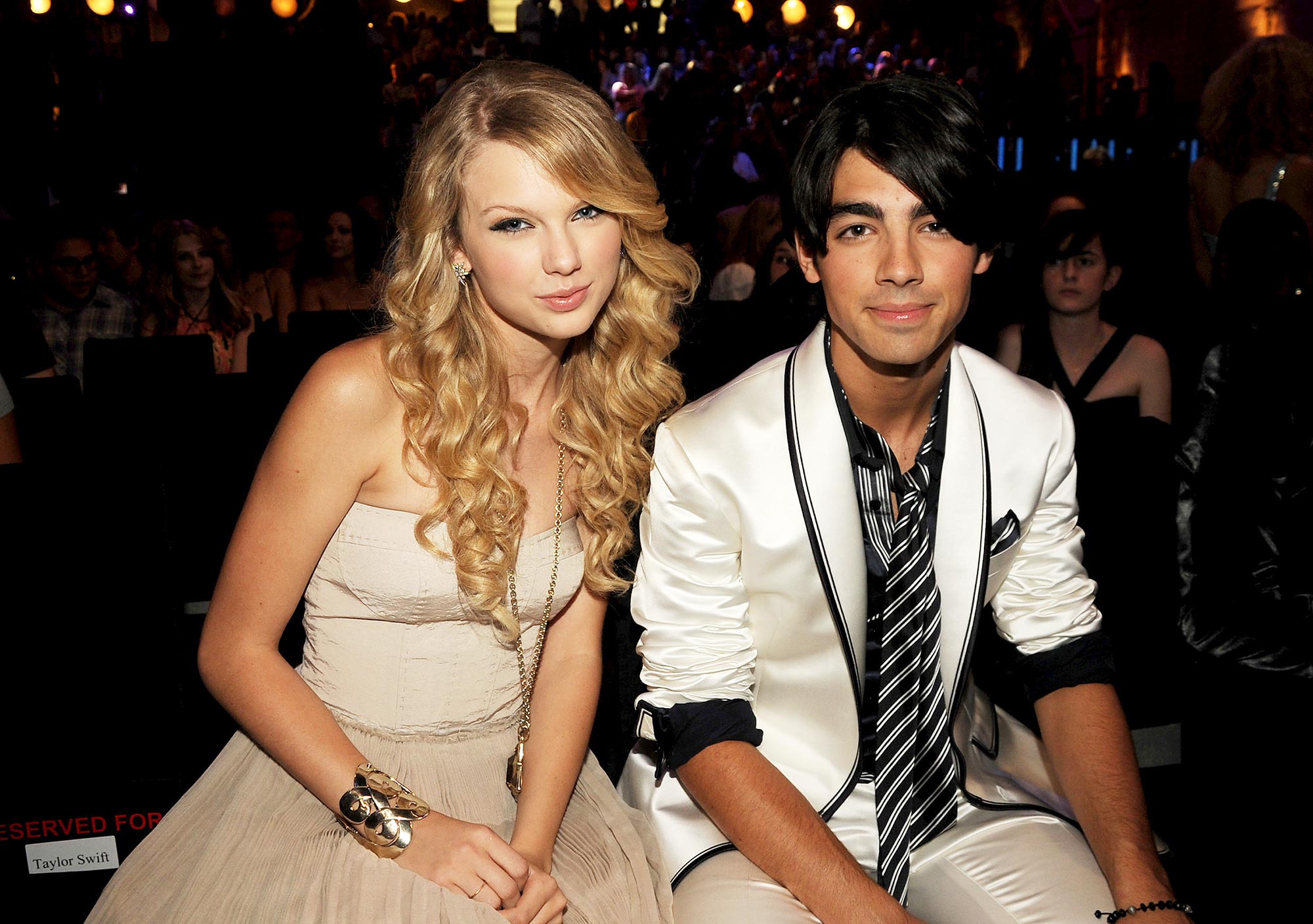 Taylor Swift nói 'Chúc mừng ngày 9 tháng 7' trước khi hát bài hát chia tay Joe Jonas