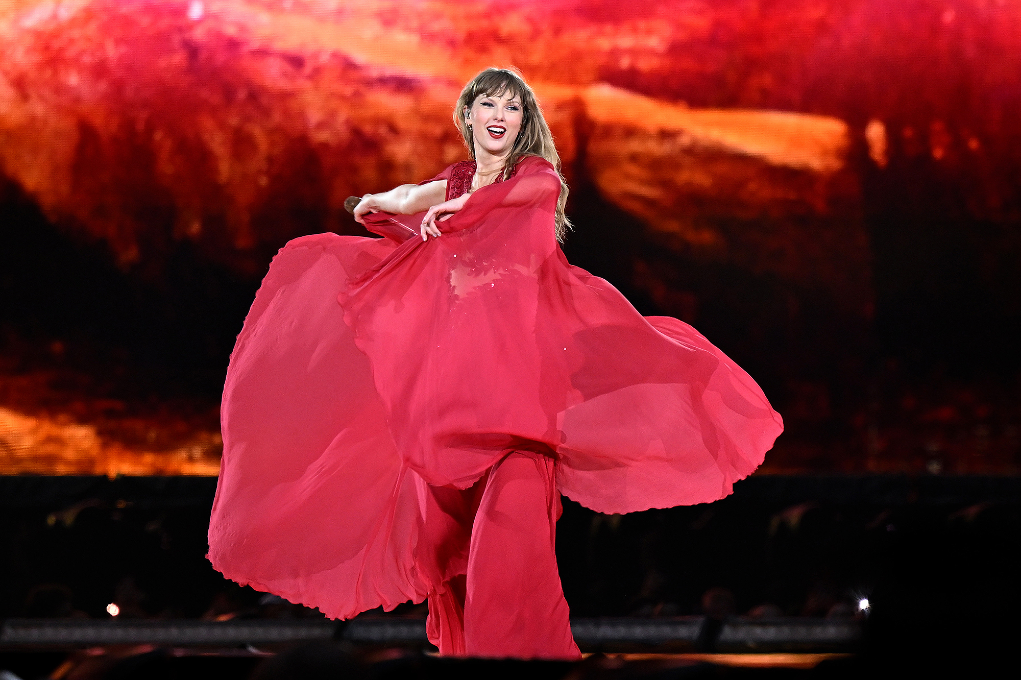 Taylor Swift từng nói 'Bài hát của Mary' là lời nhắc nhở Tình yêu có thể là 'Mãi mãi'