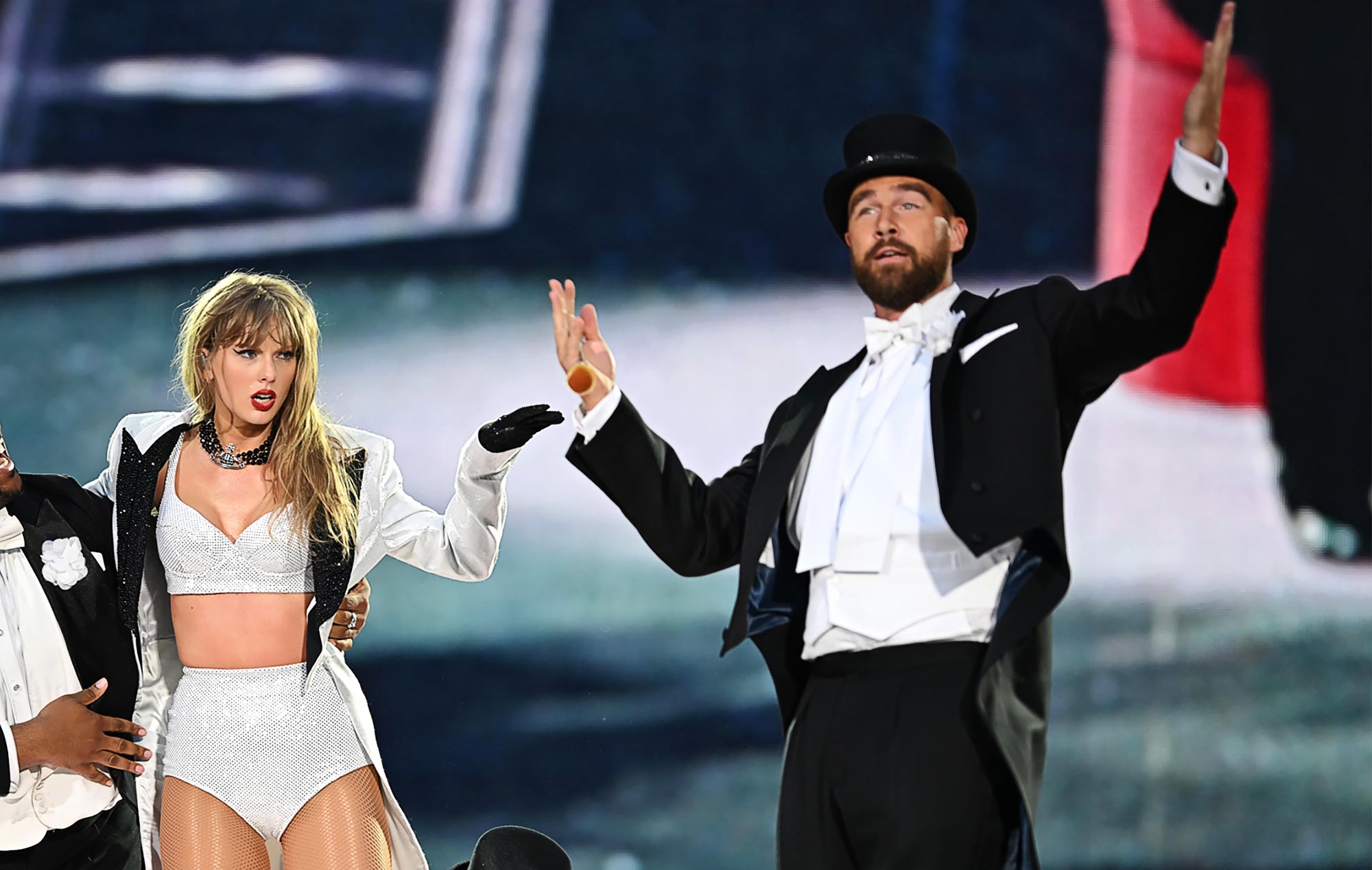 Taylor Swift muốn có chuyến lưu diễn 'đáng nhớ' với Travis trước mùa giải NFL 'Crazy'