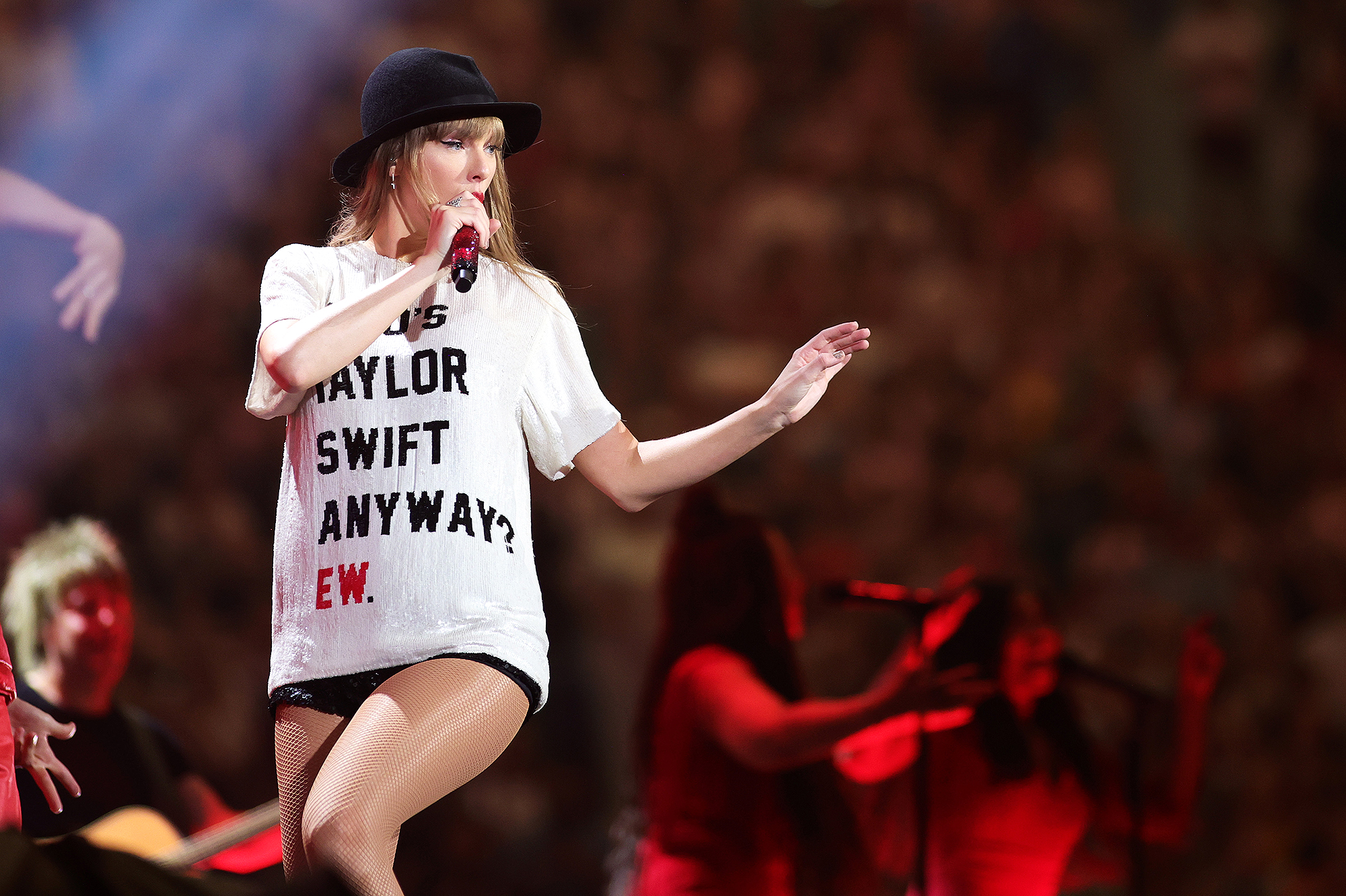 A camiseta ‘22’ de Taylor Swift tem zíper oculto para uma troca rápida