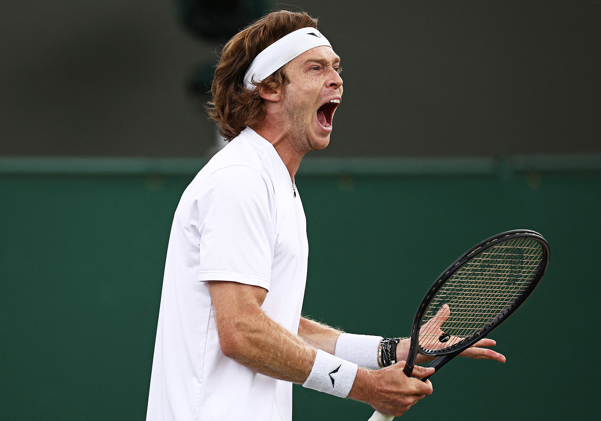 A estrela do tênis Andrey Rublev bate a raquete 7 vezes após a derrota em Wimbledon