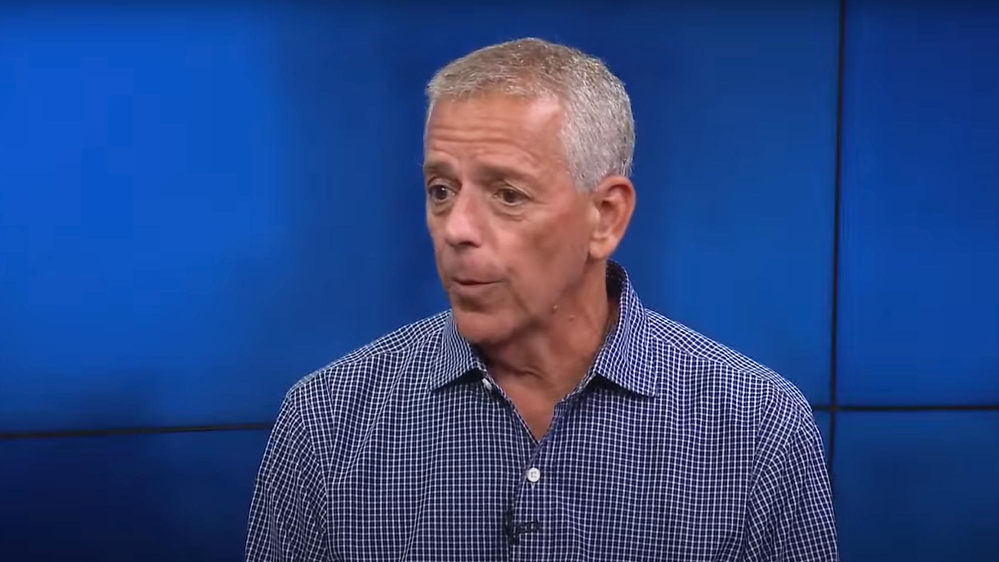 O locutor esportivo Thom Brennaman retornando à TV após usar calúnia gay