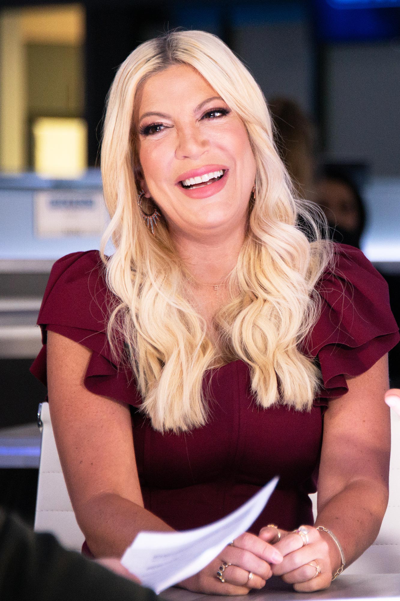 Tori Spelling ganha folheados e explica por que seu sorriso ‘destruiu’ sua confiança