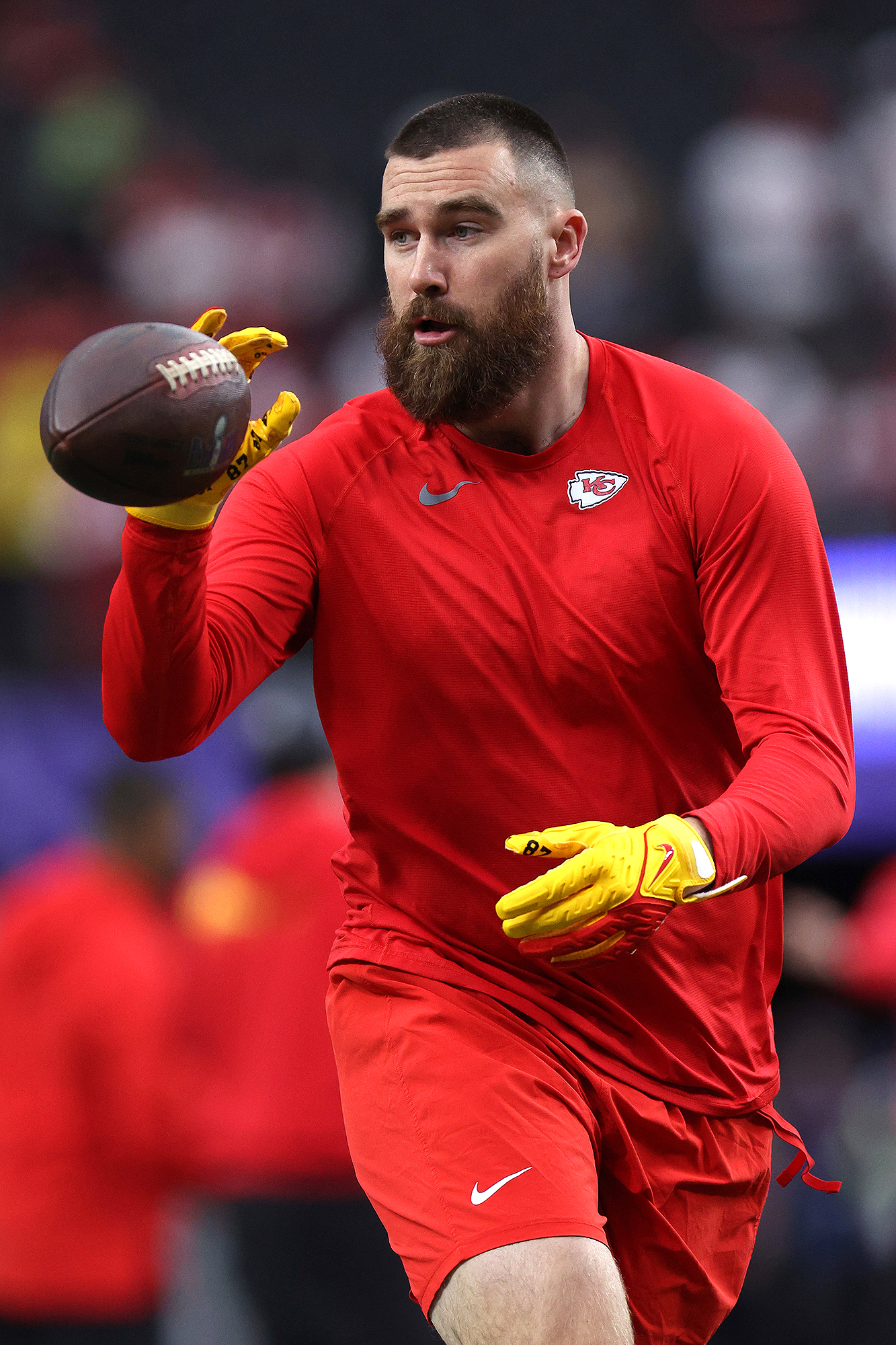 Travis Kelce poprawia wąsy po przybyciu na obóz szkoleniowy dla dowódców