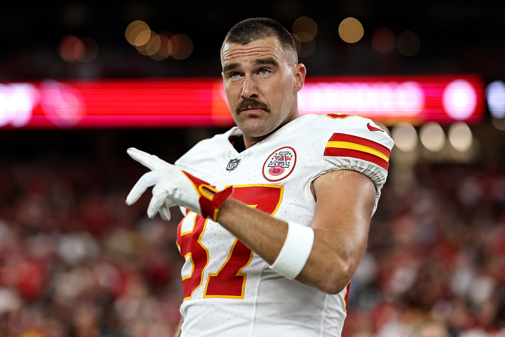 Travis Kelce popycha kolegę z drużyny, George'a Karlaftisa, podczas bójki na obozie treningowym